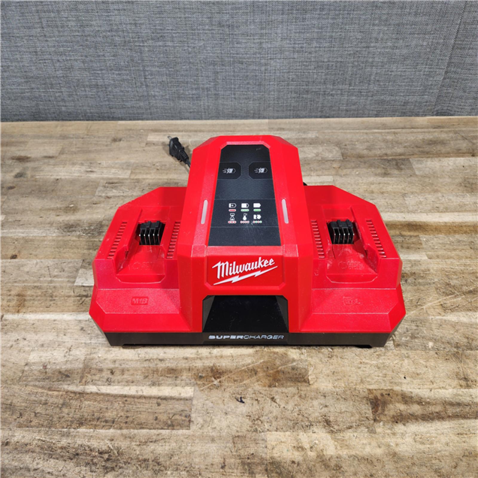 HOUSTON LOCATION - AS-IS Milwaukee M18 18V Dual Bay Simultaneous Super Charger