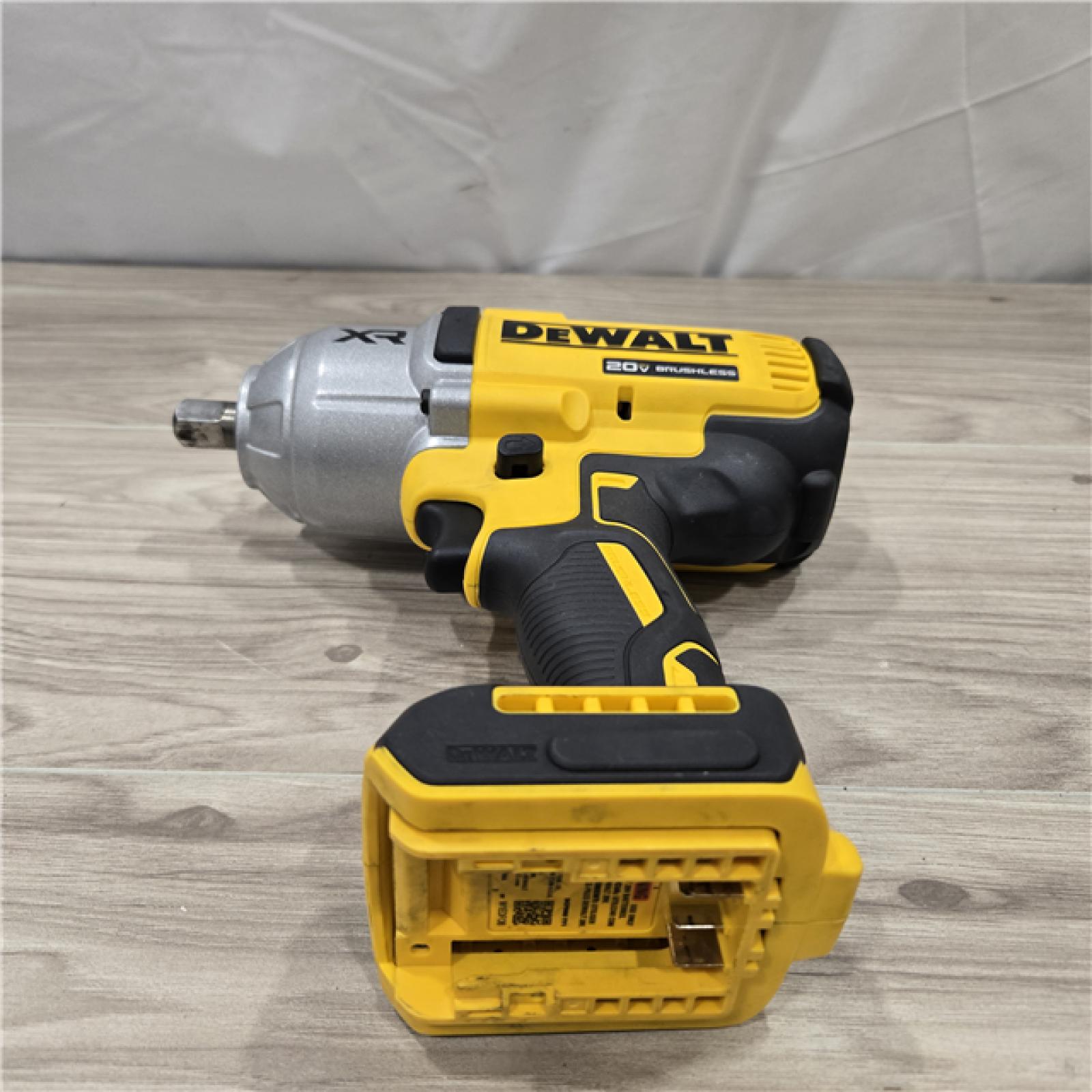 AS-IS Dewalt 20V MAX Cordless 1/2 in. Impact Wrench Kit