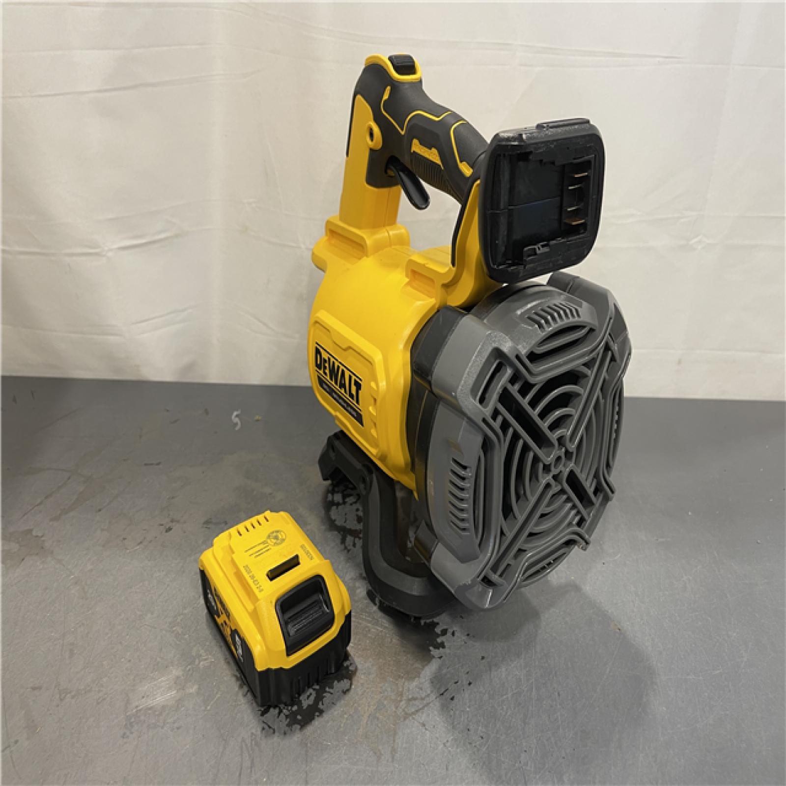 AS-IS - DEWALT 20V MAX 125 MPH 450 CFM Brushless Cordless Battery Powered Blower Kit