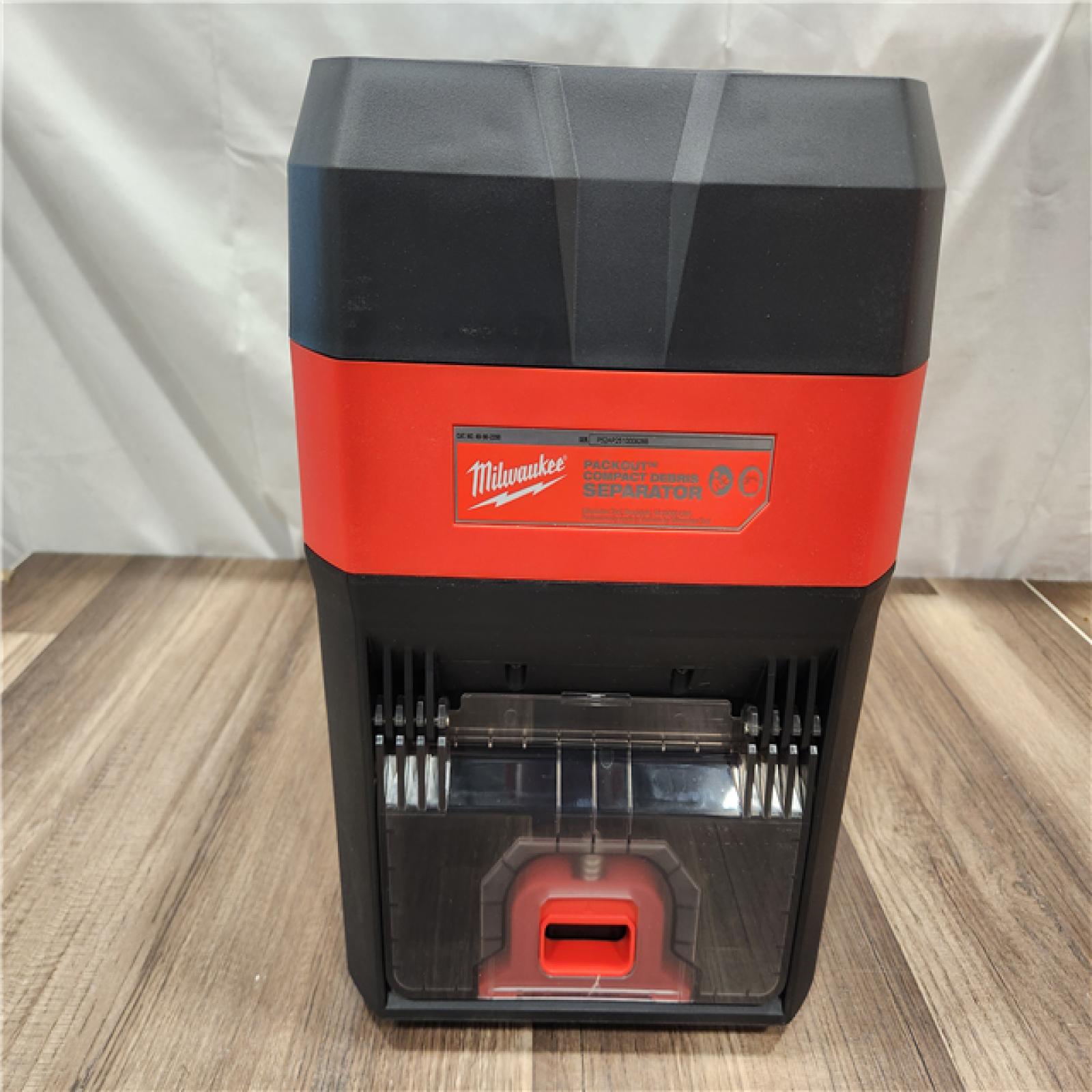 AS-IS- Milwaukee Packout Compact Debris Separator Wet/Dry Vac Attachment 2.5 Gal 1 Pc