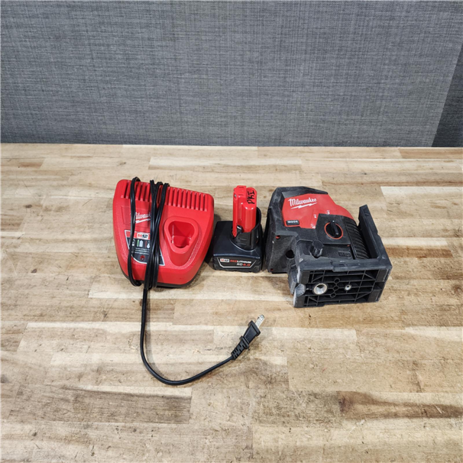 HOUSTON LOCATION - AS - IS Milwaukee Green 125 Ft. Cross Line and Plumb Points Laser Level Kit