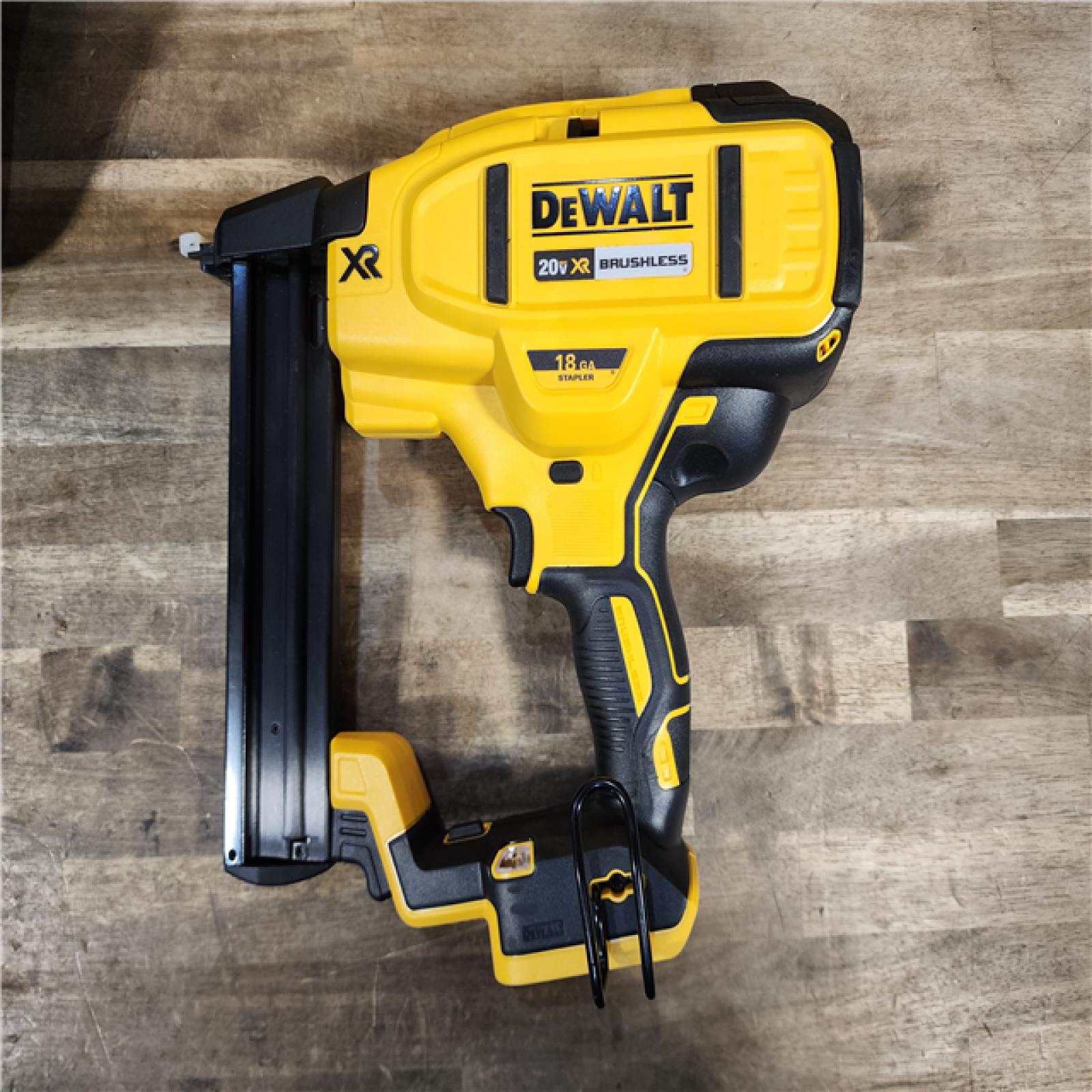 HOUSTON LOCATION - AS-IS DEWALT DCN681D1 20V 18Ga Stapler Kit