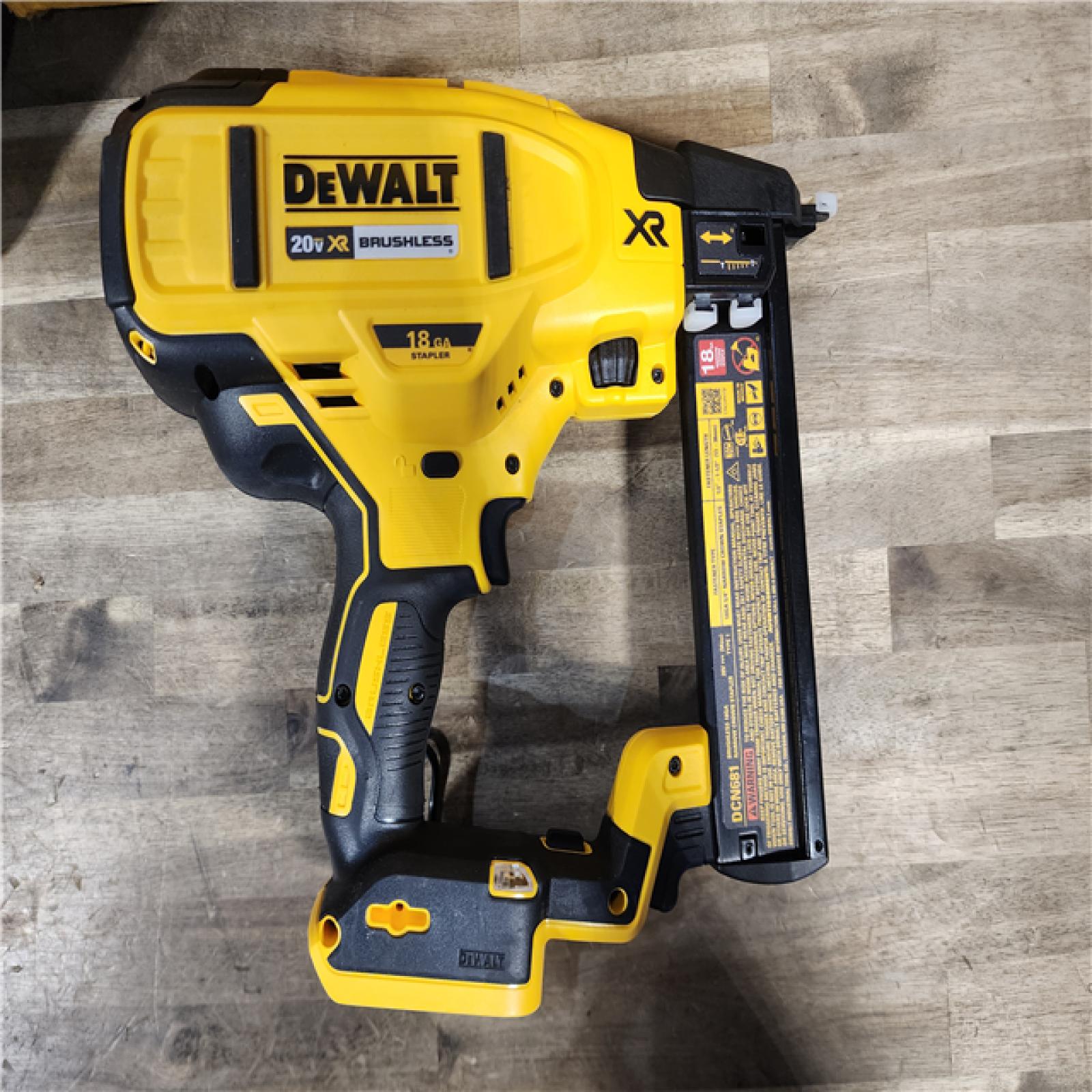 HOUSTON LOCATION - AS-IS DEWALT DCN681D1 20V 18Ga Stapler Kit