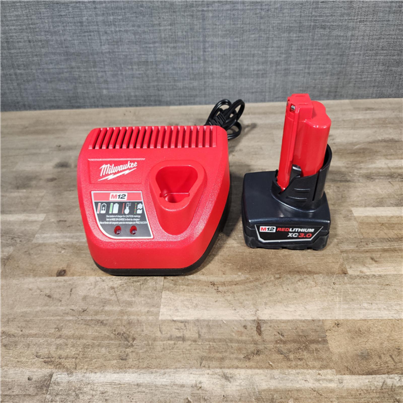 HOUSTON LOCATION - AS-IS Milwaukee Green 125 Ft. Cross Line and Plumb Points Laser Level Kit