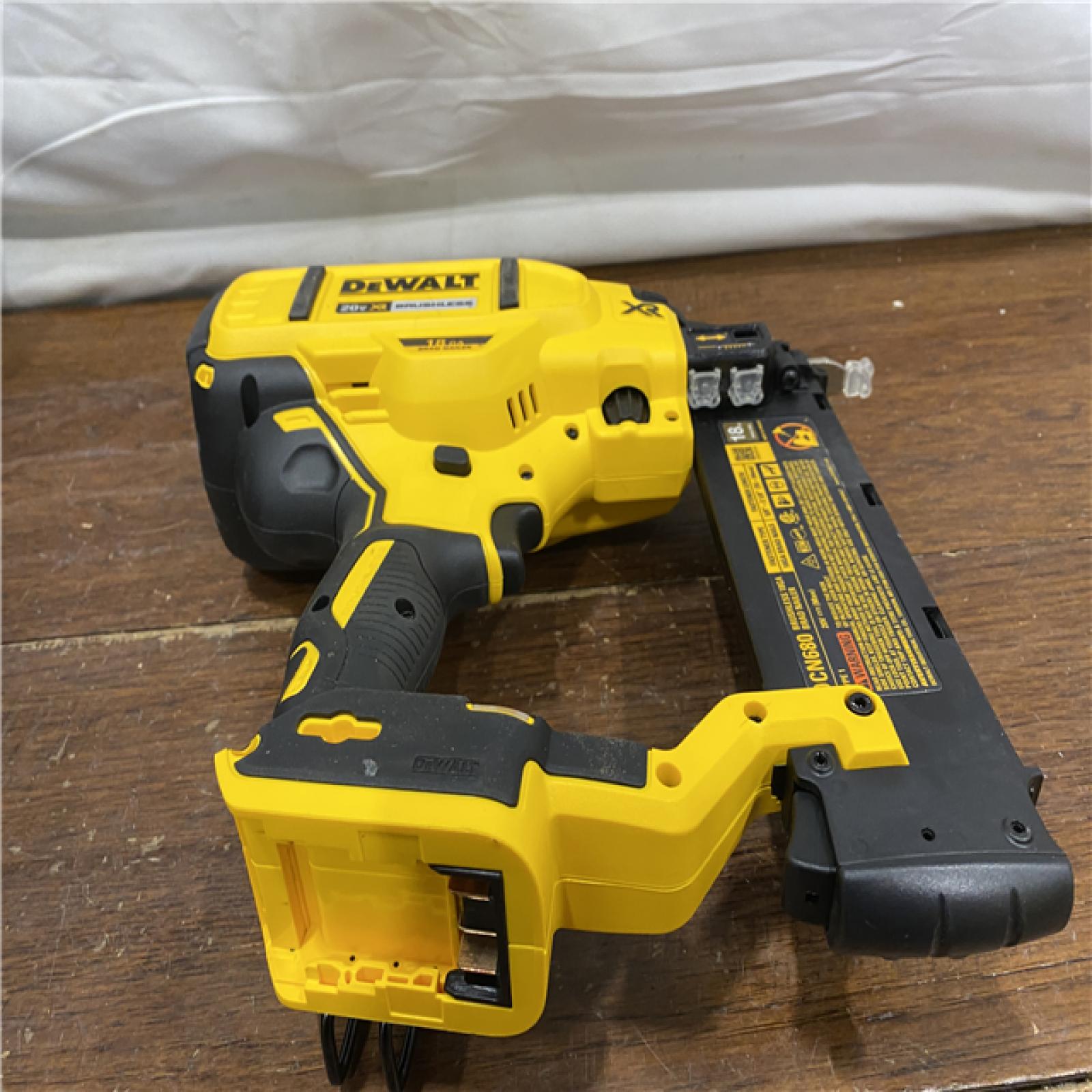 AS-IS DEWALT 20V MAX XR 18 Gauge Brad Nailer Kit