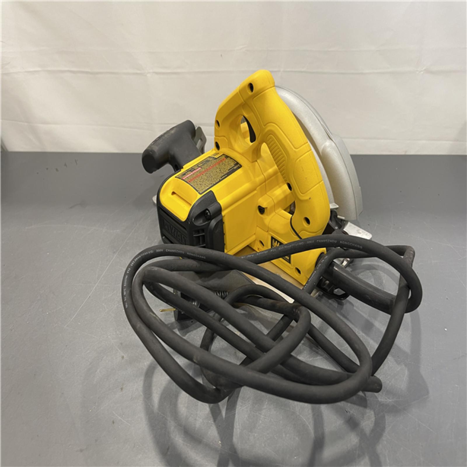 AS-IS - DeWalt 15 Amp Corded 7-1/4 in. Lightweight Circular Saw