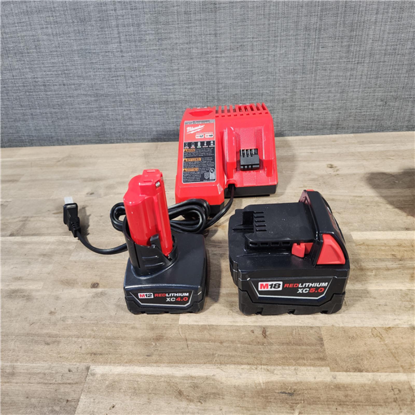 HOUSTON LOCATION - AS-IS MILWAUKEE 3 TOOL COMBO KIT W/ (2) BATTERY & CHARGER