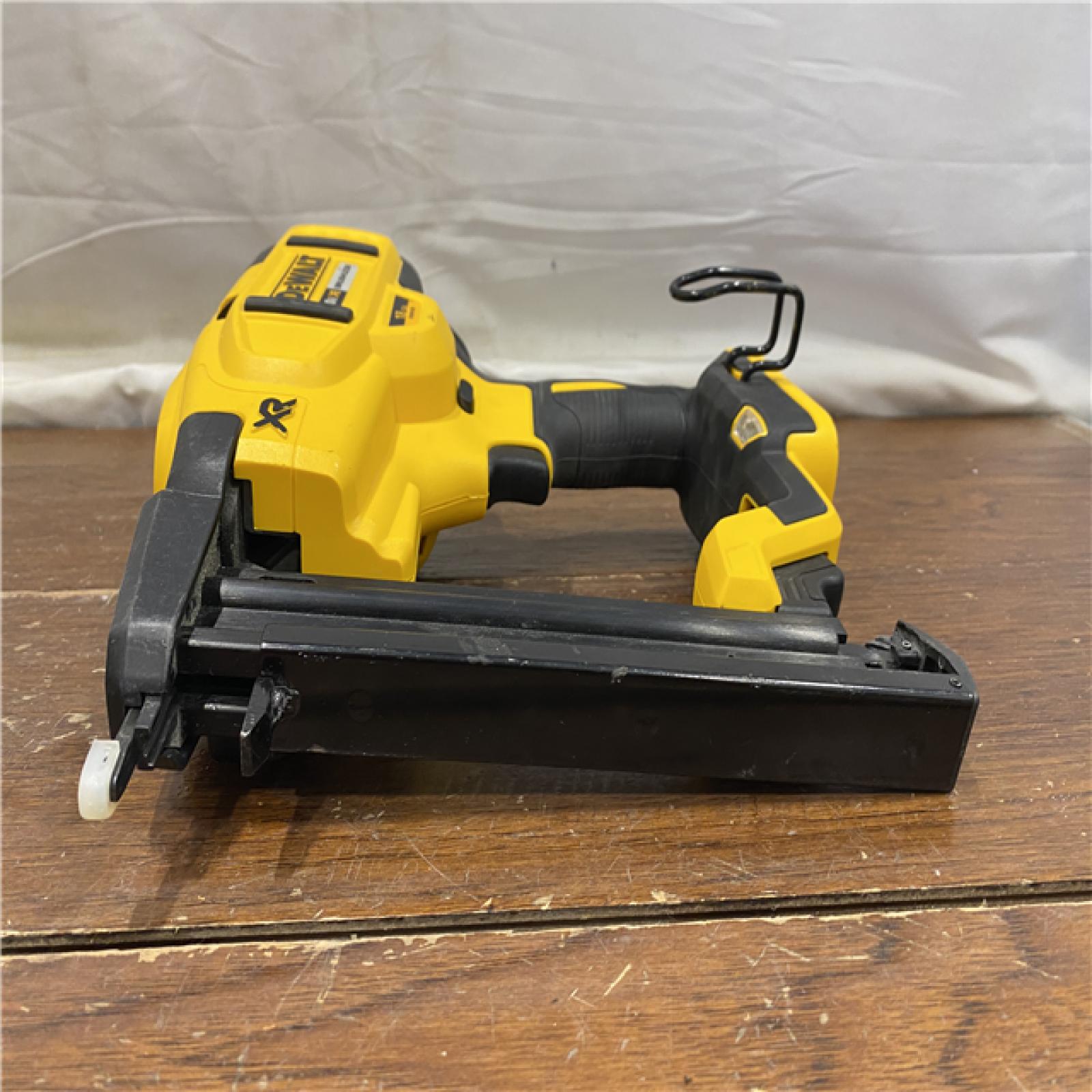 AS-IS DEWALT 20V-MAX XR 18GA BRAD NAILER KIT