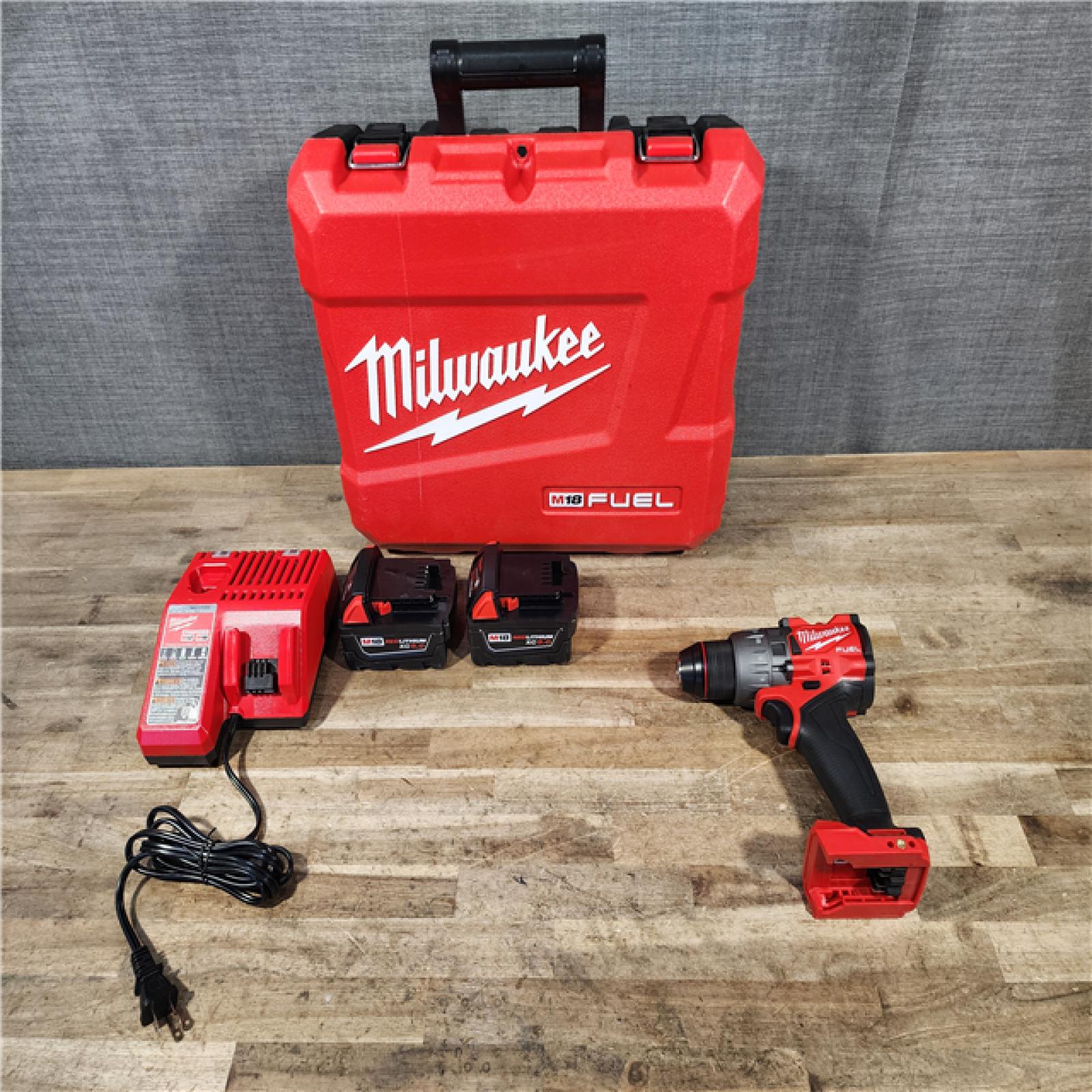 HOUSTON LOCATION - AS-IS (APPEARS LIKE NEW) Milwaukee 2903-22 18V M18 FUEL Lithium-Ion Brushless Cordless 1/2 Drill/Driver Kit
