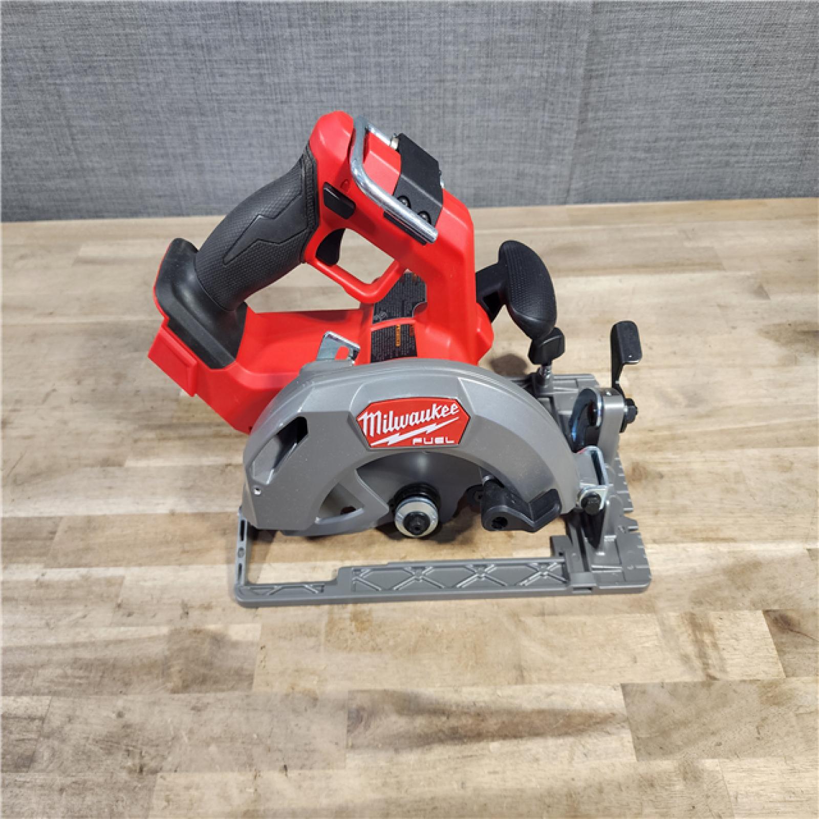 HOUSTON LOCATION - AS-IS Milwaukee M18 FUEL 7-1/4 Inch Circular Saw (Bare Tool)