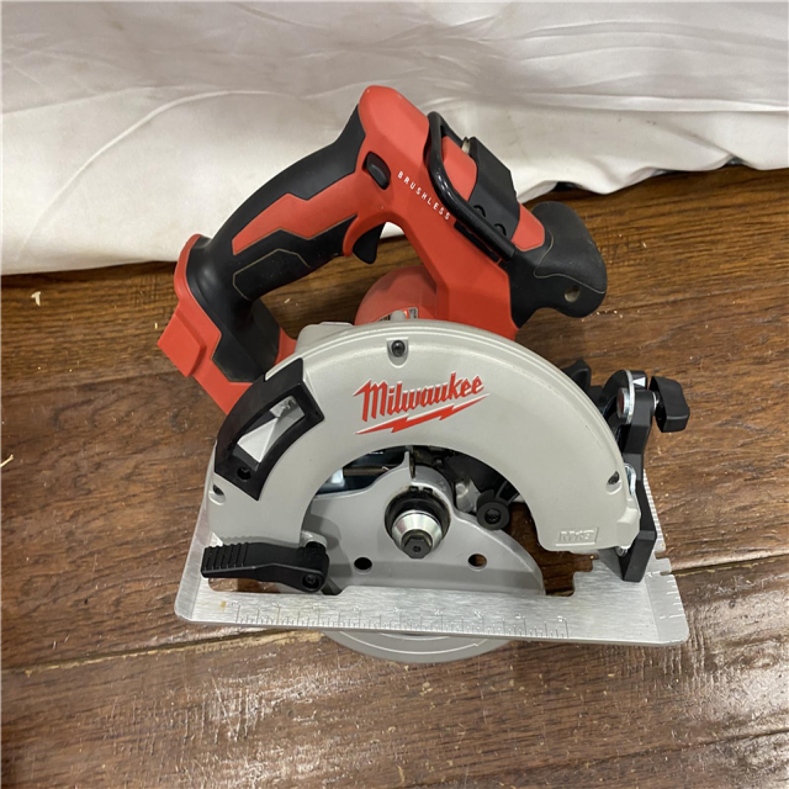 AS-IS Milwaukee M18 7-1/4  18V Brushless Circular Saw 2631-20 (Bare Tool)