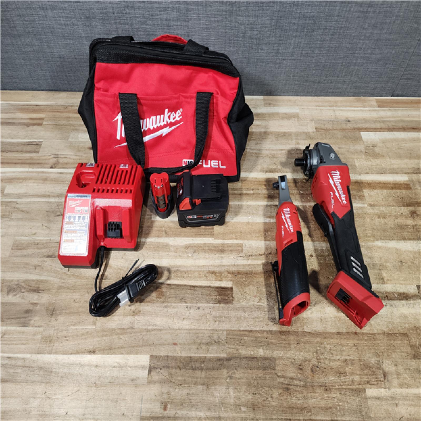HOUSTON LOCATION - AS - IS Milwaukee 2 Tool Combo Kit W/ (2) Battery & Charger