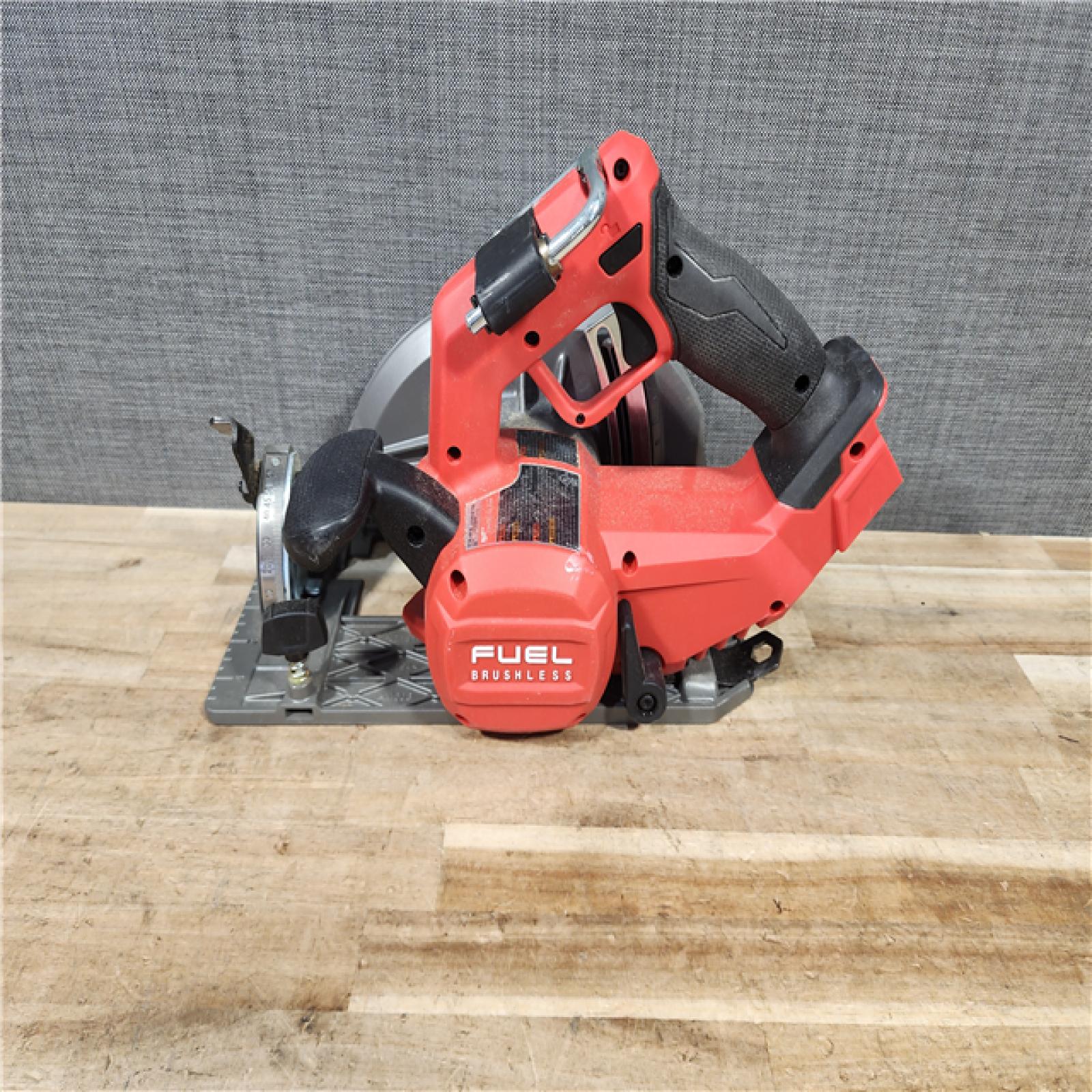 HOUSTON LOCATION - AS - IS Milwaukee FUEL 18V Lithium-Ion Brushless Cordless 7-1/4 in. Circular Saw (Tool-Only)