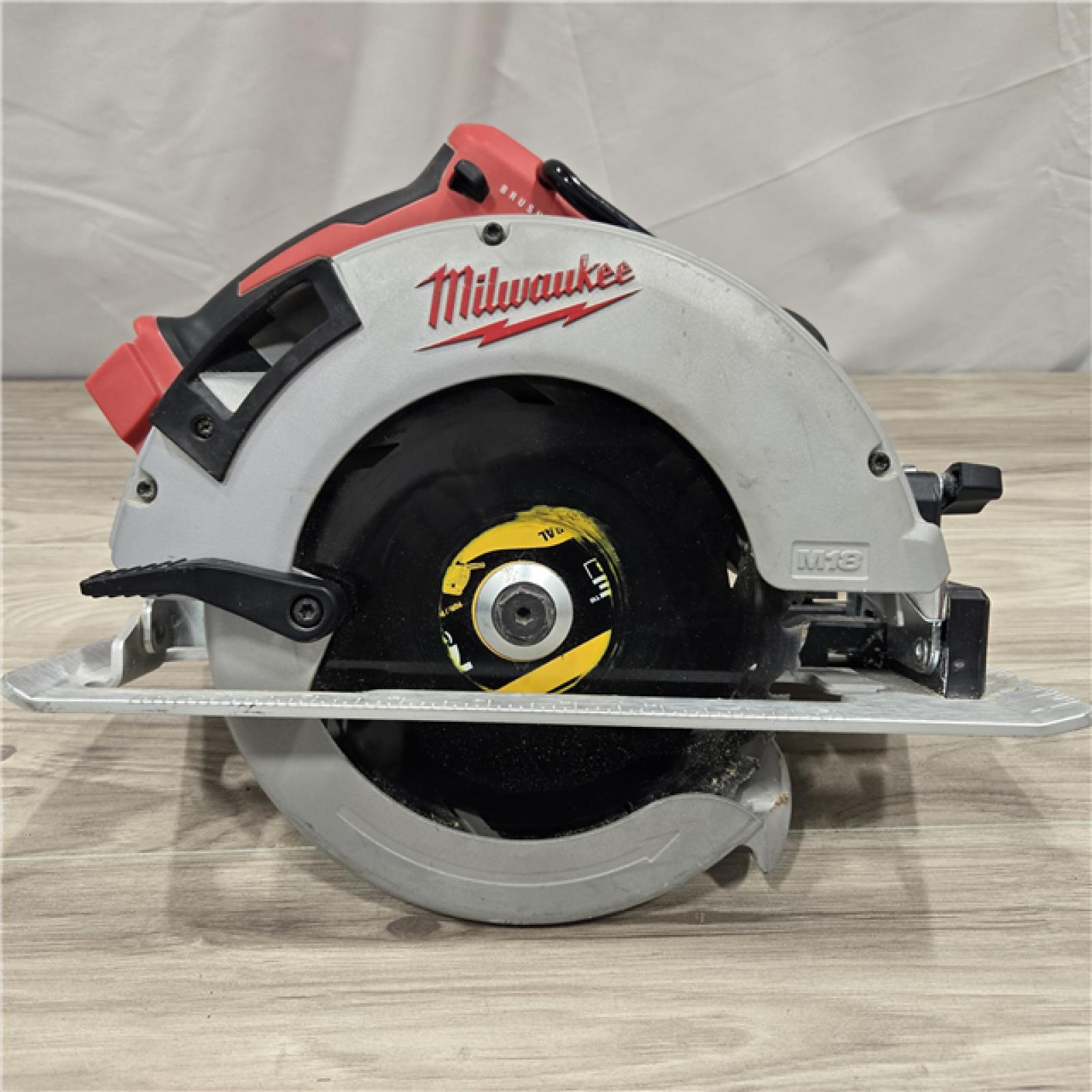 AS-IS Milwaukee 7-1/4 18V Brushless Circular Saw 2631-20 (Bare Tool)