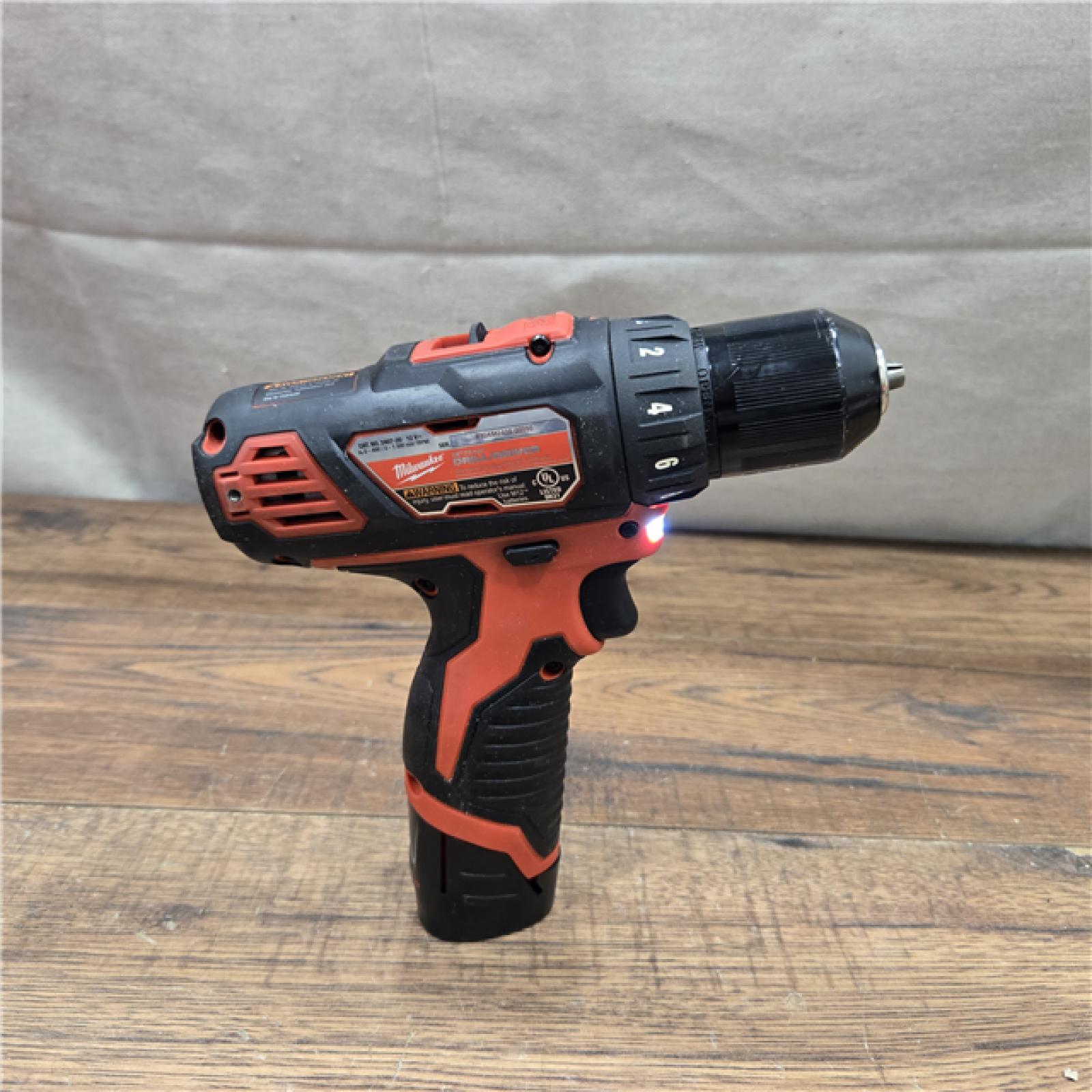 AS-IS Milwaukee M12 12V MAX Cordless Drill/Driver Kit