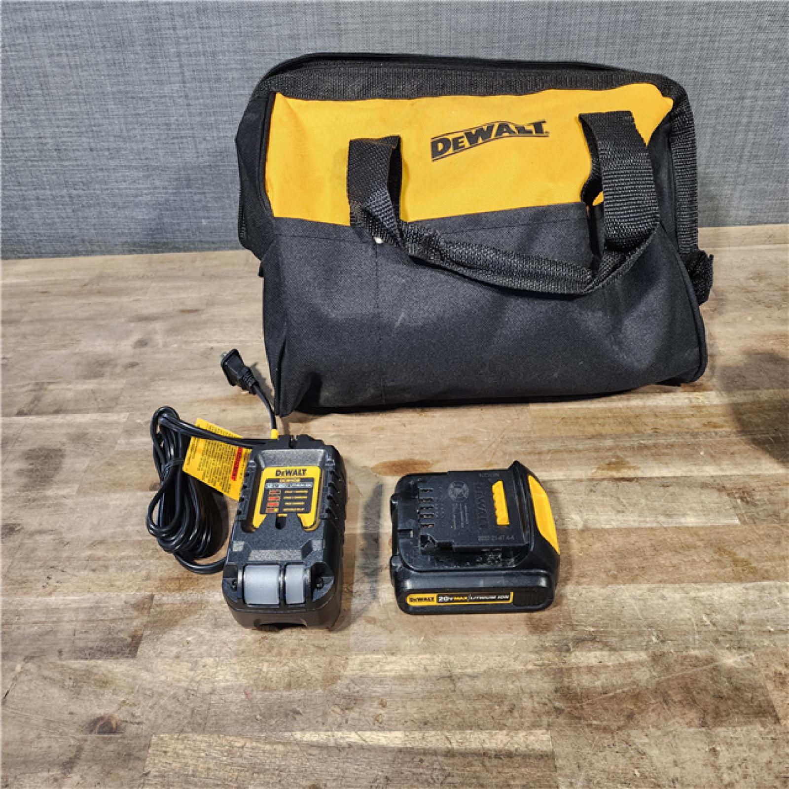 HOUSTON LOCATION - AS-IS DEWALT Roofing Nailer Cordless Kit
