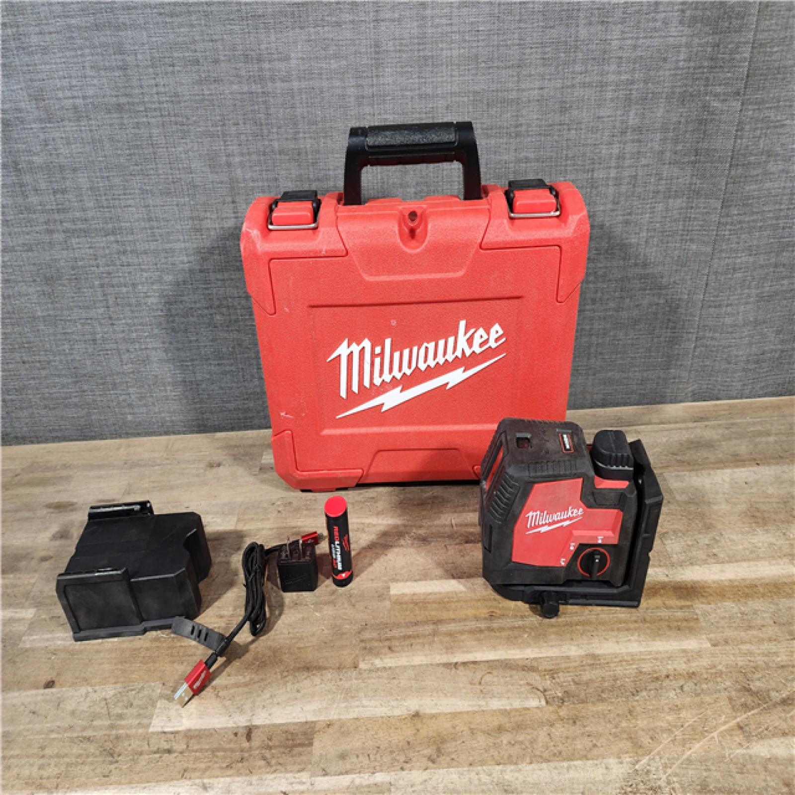 HOUSTON LOCATION - AS-IS Milwaukee Green 100 ft. Cross Line and Plumb Points Rechargeable Laser Level Kit