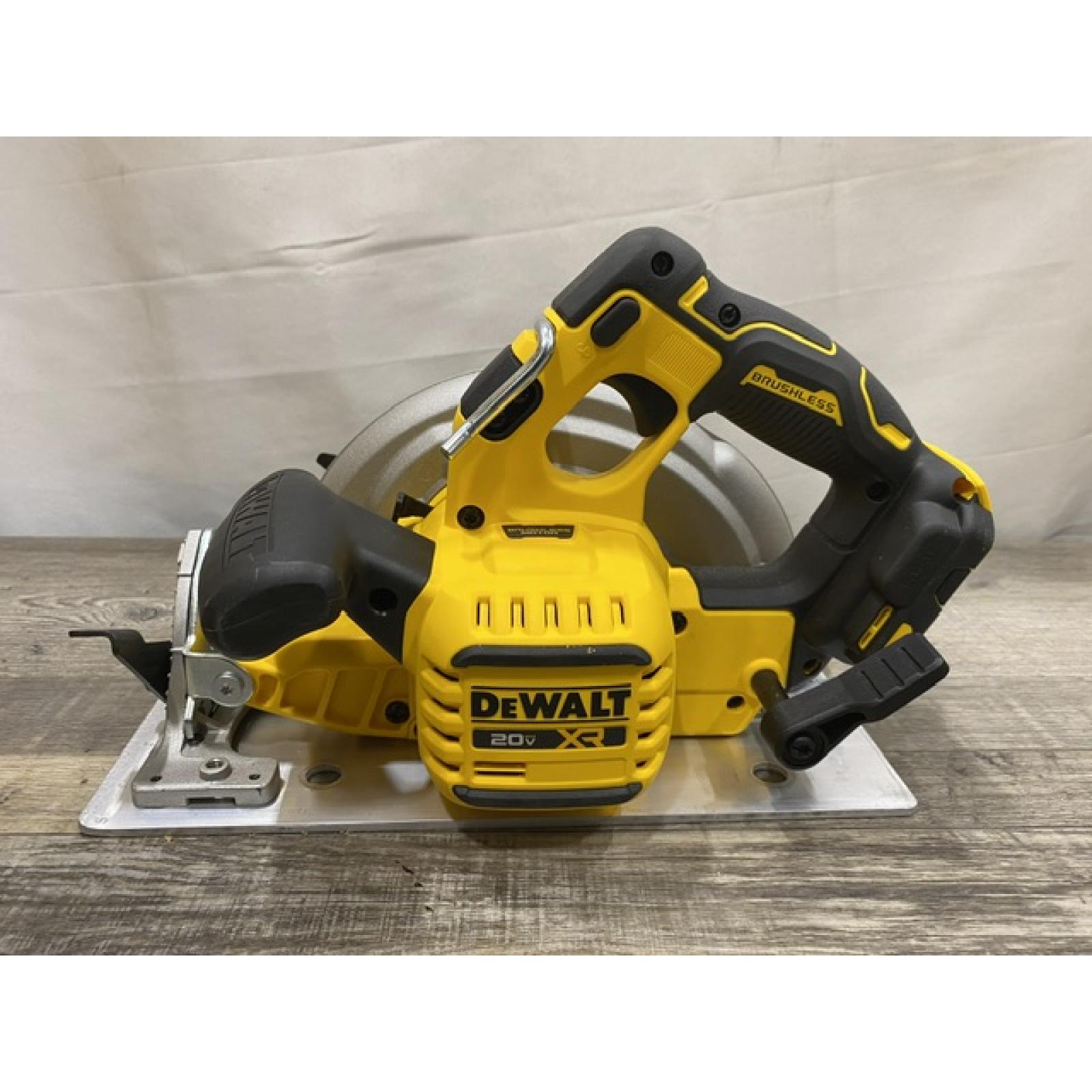 AS-IS DEWALT 20V MAX Lithium-Ion 7-1/4 in. Cordless Circular Saw Kit