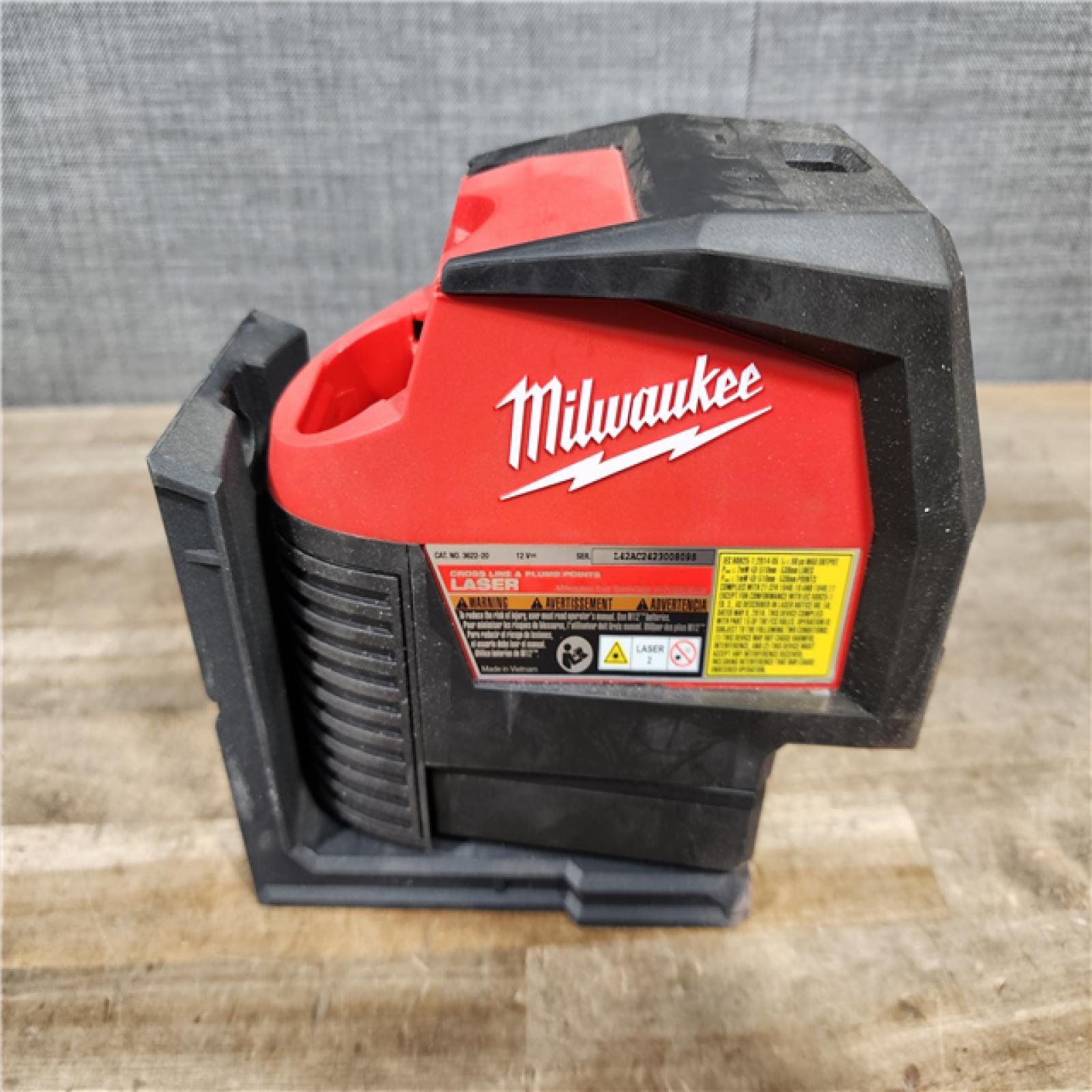 HOUSTON LOCATION - AS-IS Milwaukee Green 125 Ft. Cross Line and Plumb Points Laser Level Kit