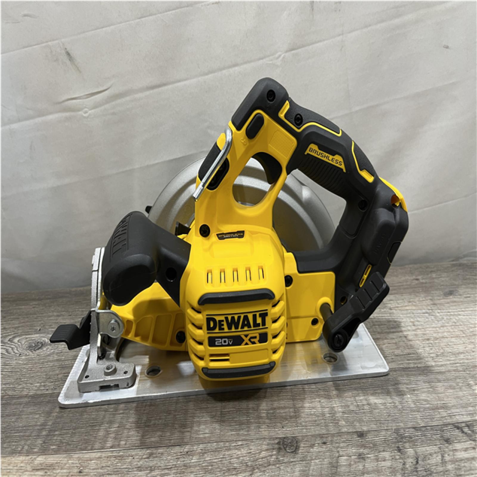 AS-IS DEWALT 20-Volt MAX 7-1/4 in. Cordless Circular Saw (Tool Only)