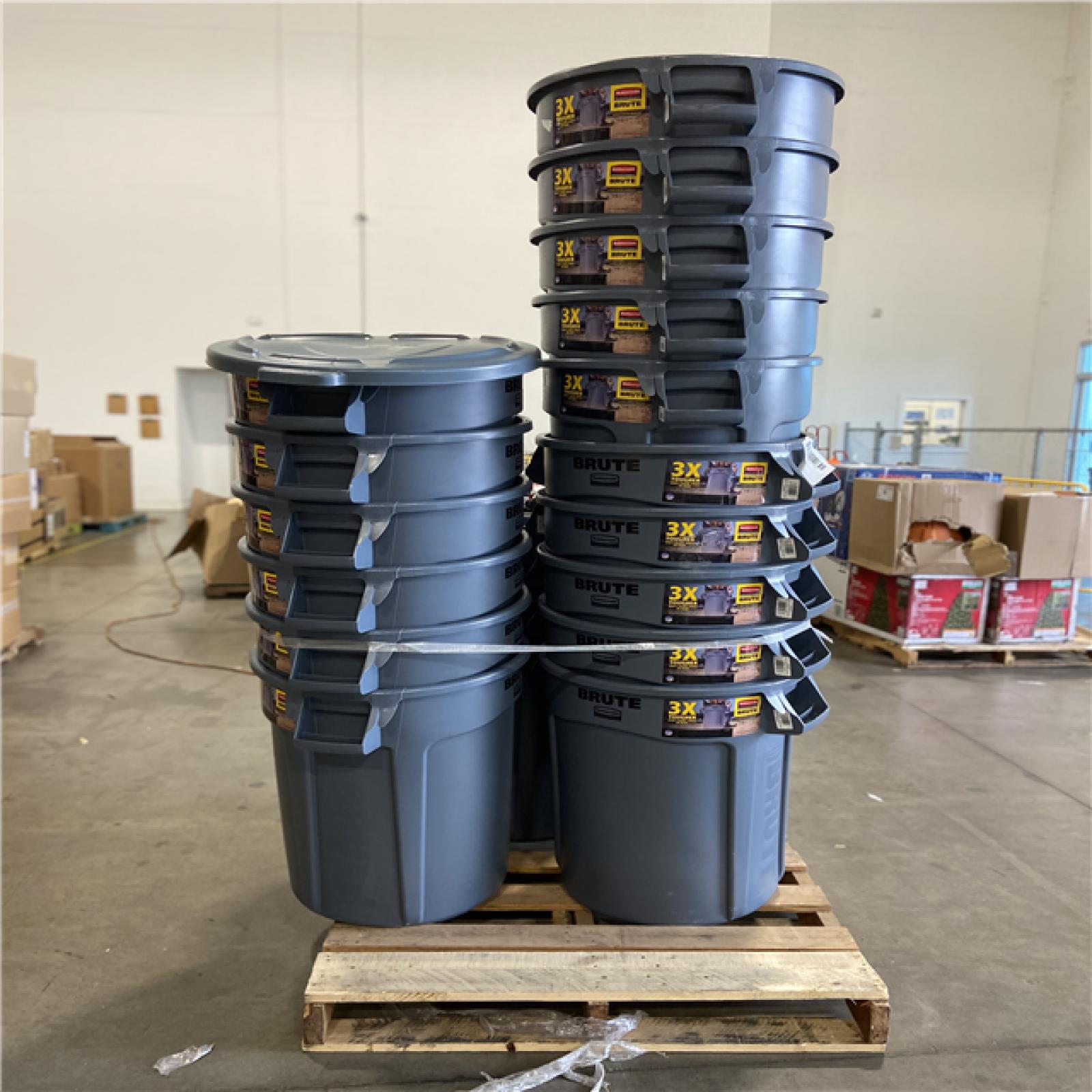 DALLAS LOCATION - Rubbermaid Brute 32 Gal. Gray Plastic Round Container - 19 UNITS