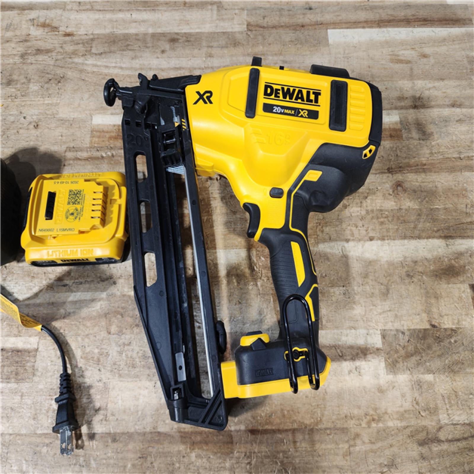 HOUSTON LOCATION - AS - IS DEWALT 20V MAX XR 16-Gauge Electric Cordless Angled Finishing Nailer Kit