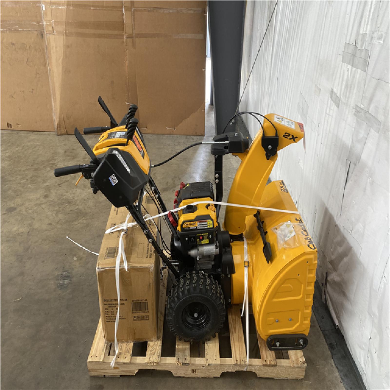 Houston Location - AS-IS Outdoor Pallet CLUB Cadet Snowblower