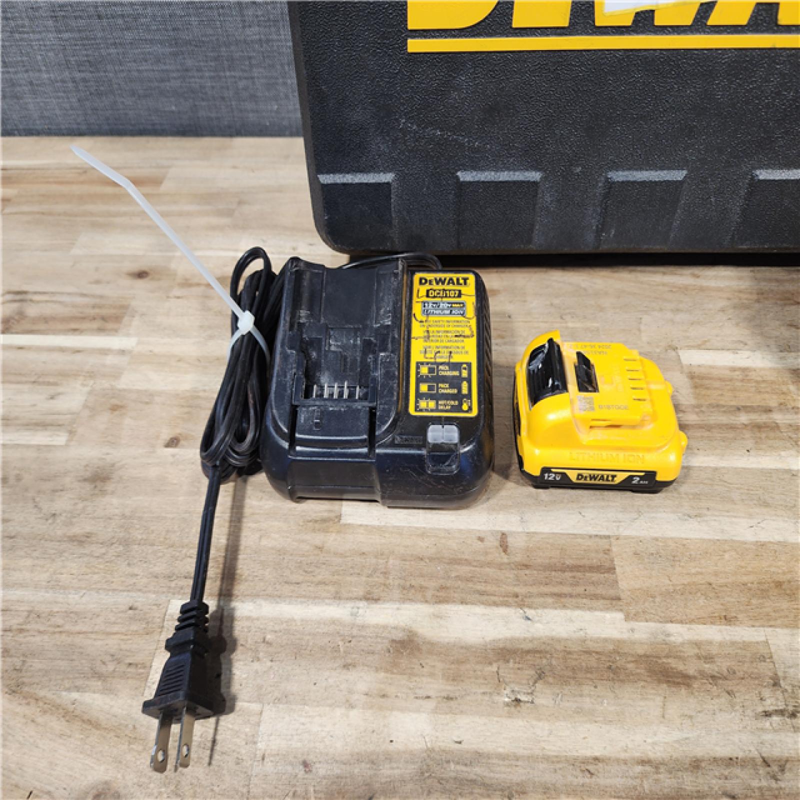 HOUSTON LOCATION - AS-IS DEWALT 12V MAX Lithium-Ion 100 ft. Green Self-Leveling 3-Beam 360 Degree Laser Level Kit