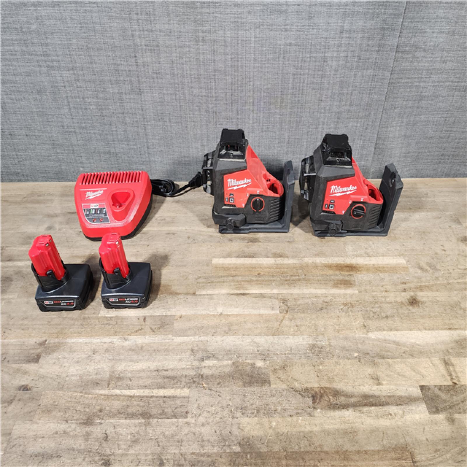 HOUSTON LOCATION - AS-IS MILWAUKEE 2 TOOL COMBO KIT W/ (2) BATTERY & CHARGER