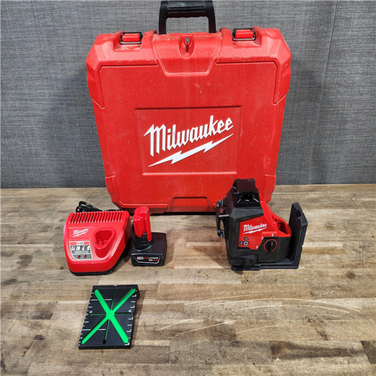 HOUSTON LOCATION - AS-IS Milwaukee-3632-21 M12 Green Beam Laser 360° 3-Plane Kit
