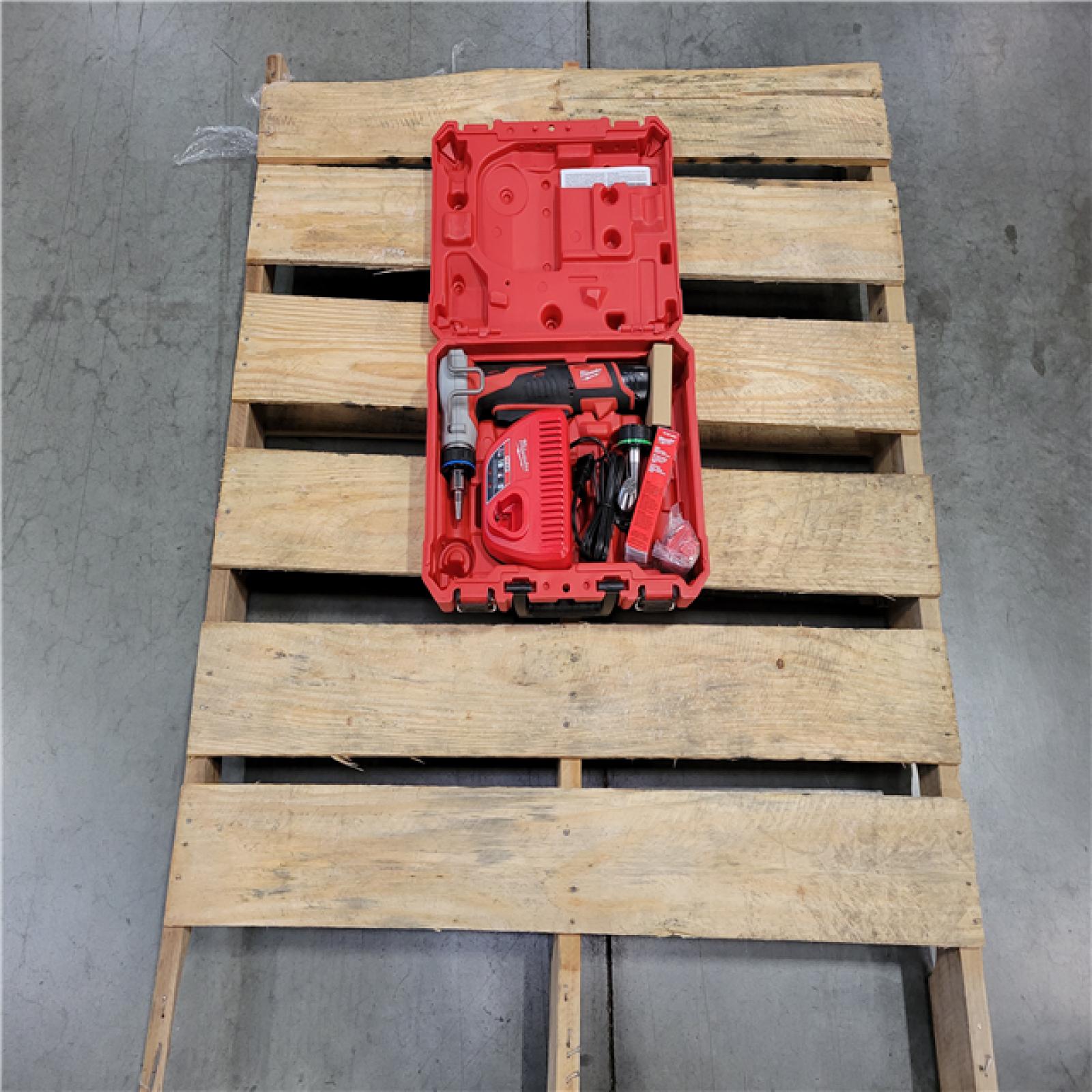 CALIFORNIA AS-IS MILWAUKEE M12 PEX EXPANDER KIT WITH BATTERY AND CHARGER INCLUDED