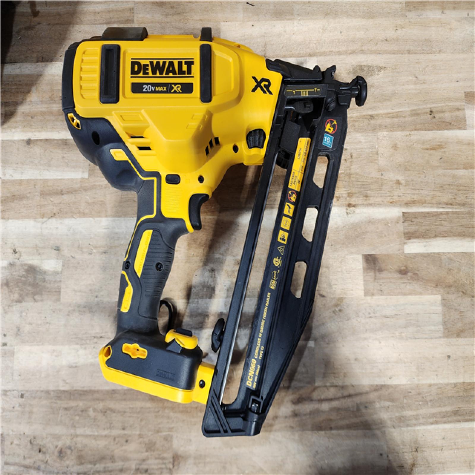 HOUSTON LOCATION - AS-IS DEWALT 20V MAX XR 16-Gauge Electric Cordless Angled Finishing Nailer Kit