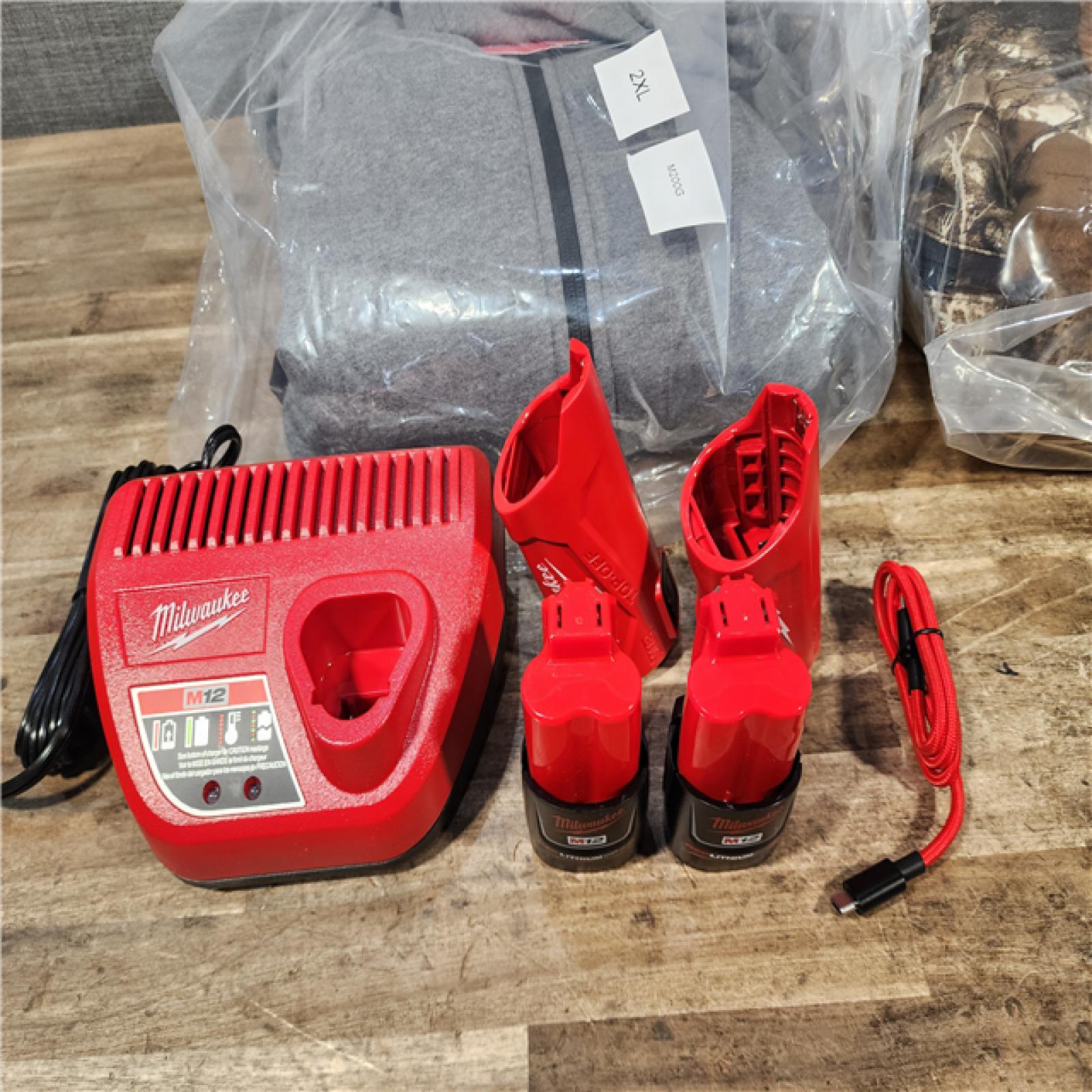 HOUSTON LOCATION - AS-IS MILWAUKEE 2 HEATED CLOTHING COMBO KIT