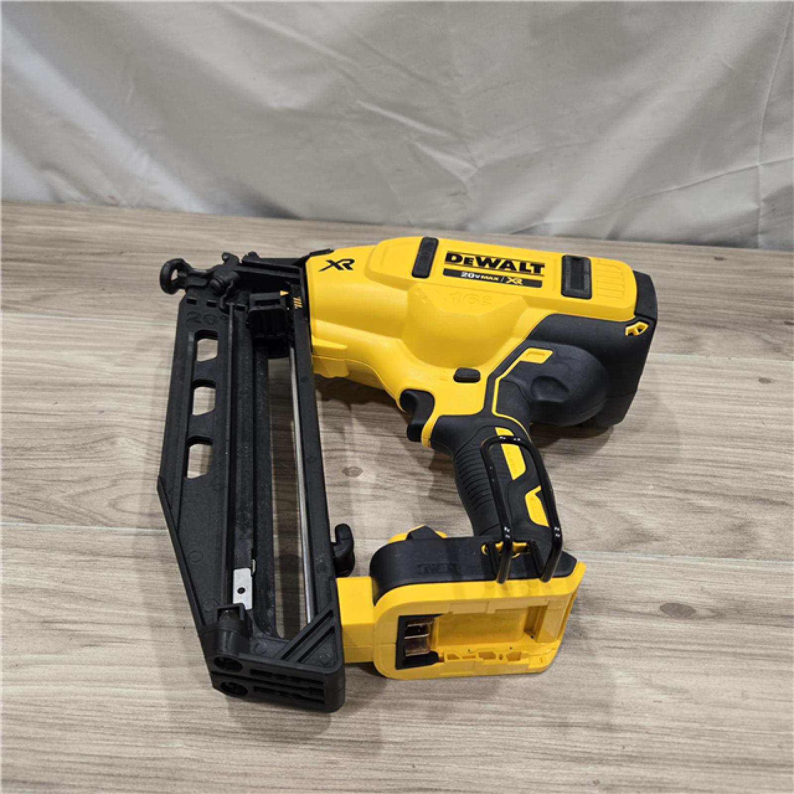 AS-IS DeWalt 20V 16 Gauge Cordless Angled Finish Nailer Kit