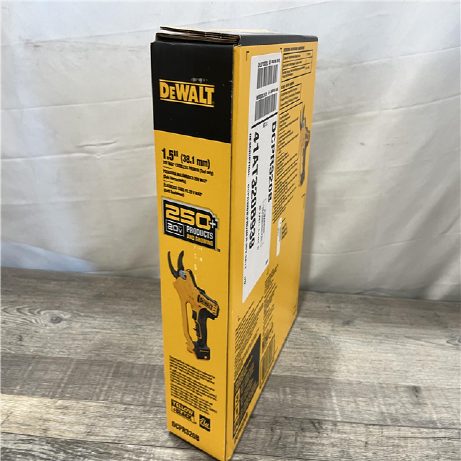 NEW - DEWALT 20-Volt MAX 1 -1/2 in. Capacity Cordless Battery Powered Pruner (Tool Only)