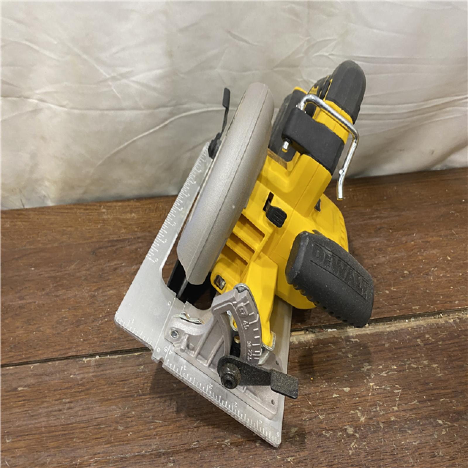 AS-IS DEWALT 20-Volt MAX 7-1/4 in. Cordless Circular Saw (Tool Only)