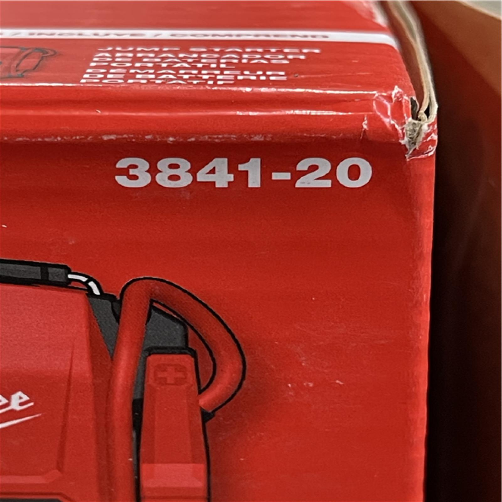 NEW! - Milwaukee M18 18V Lithium-Ion Cordless 2000 Peak Amp HOTSHOT Jump Starter (Tool-Only)