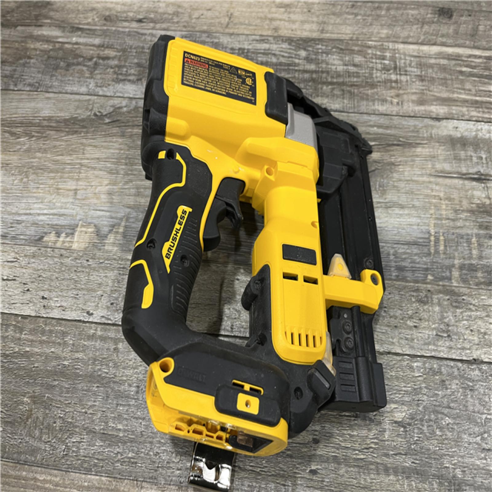 AS-IS DEWALT ATOMIC 20V MAX Lithium Ion Cordless 23 Gauge Pin Nailer Kit