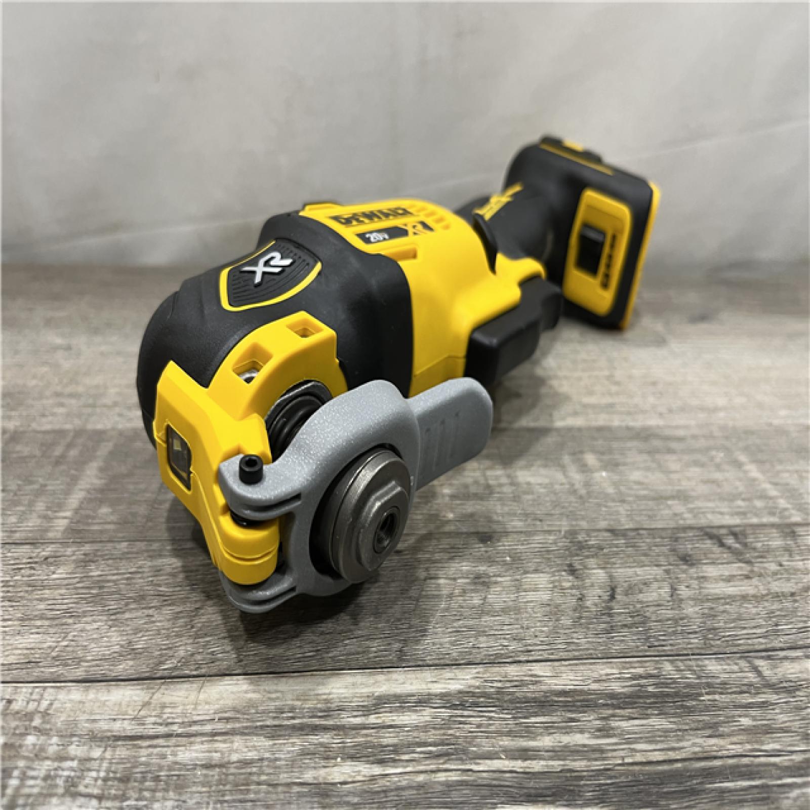 AS-IS DEWALT 20V MAX XR Cordless Brushless 3-Speed Oscillating Multi Tool Kit