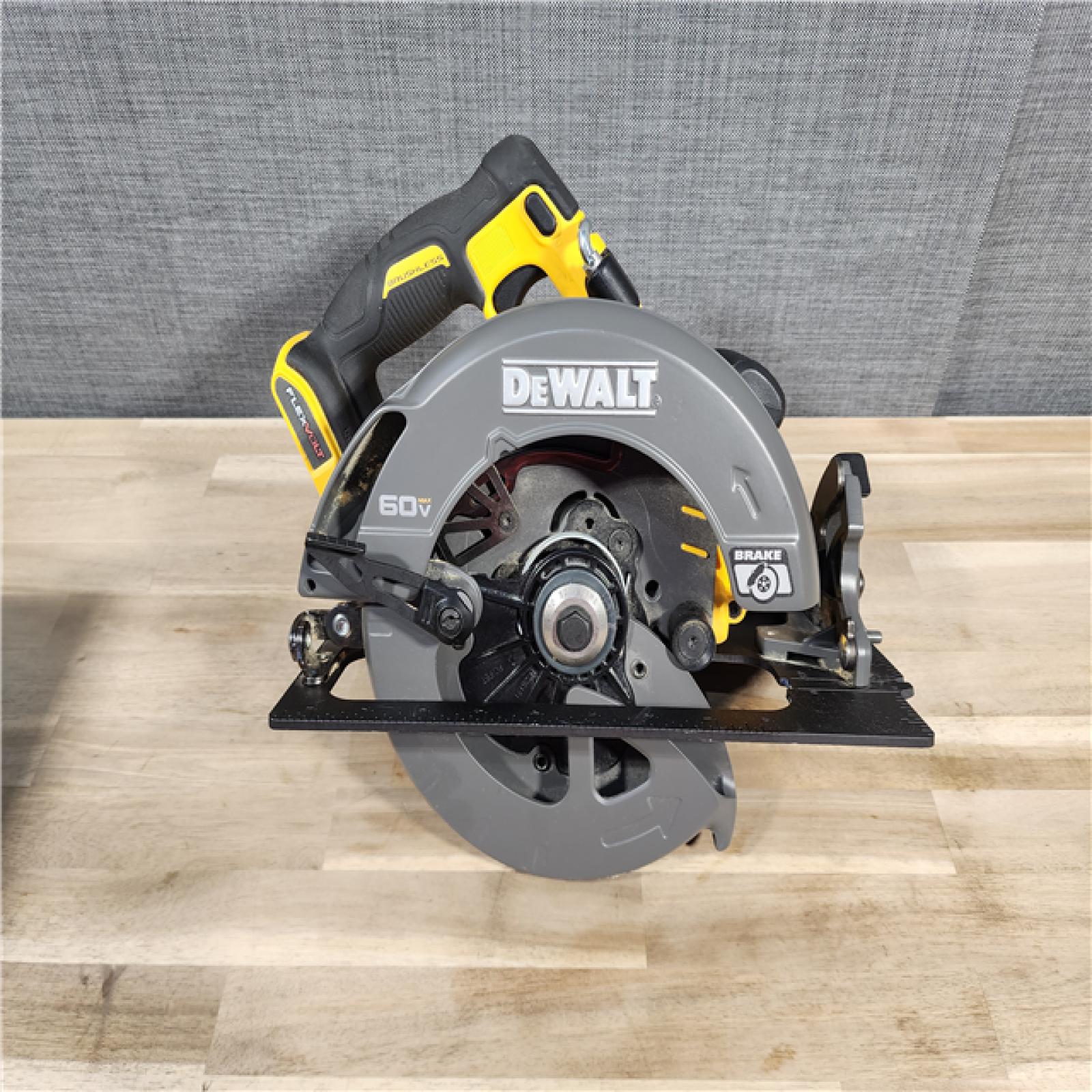 HOUSTON LOCATION - AS-IS DeWALT Flexvolt Max 7-1/4  60V Brushless Circular Saw DCS578B (Bare Tool)