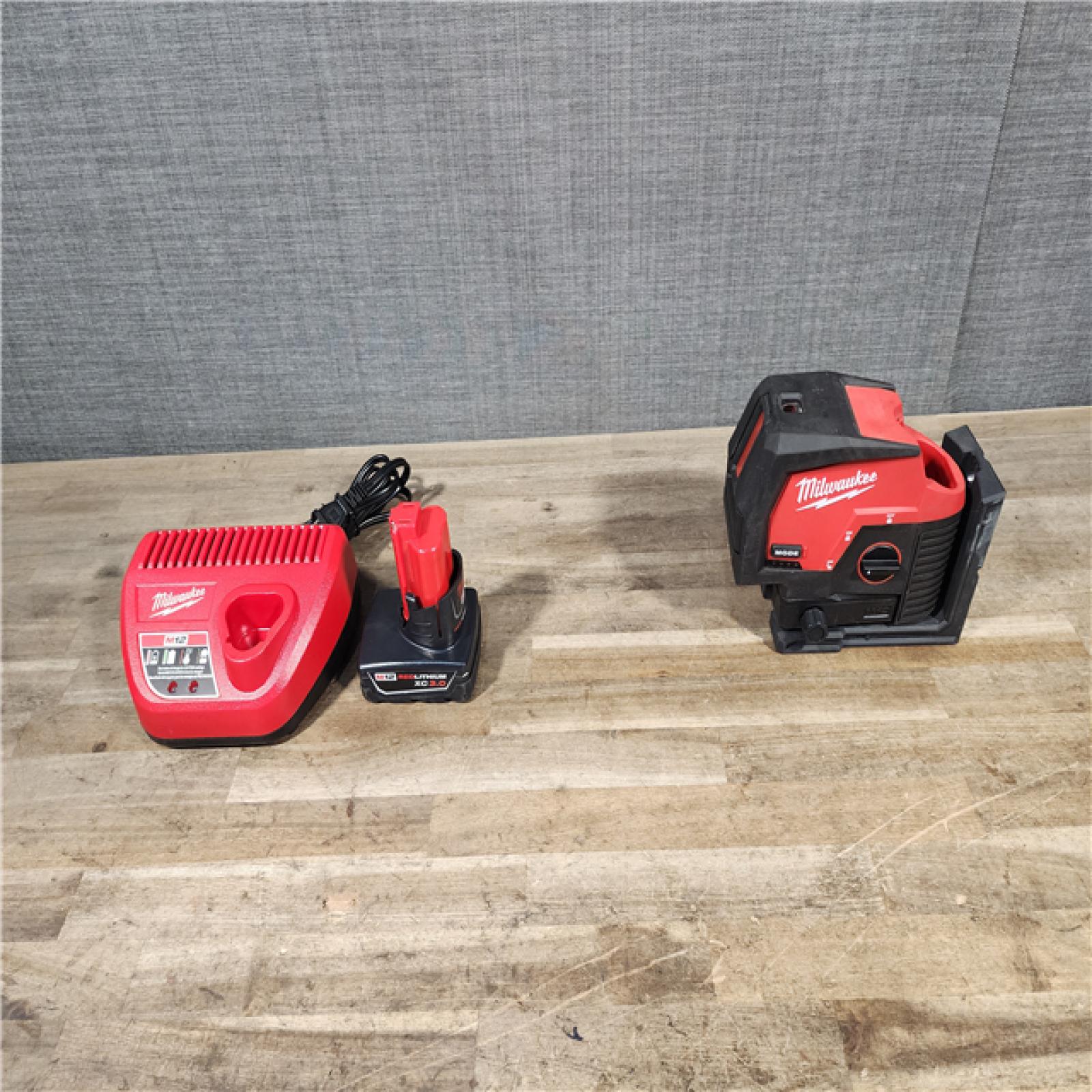 HOUSTON LOCATION - AS-IS Milwaukee Green 125 Ft. Cross Line and Plumb Points Laser Level Kit