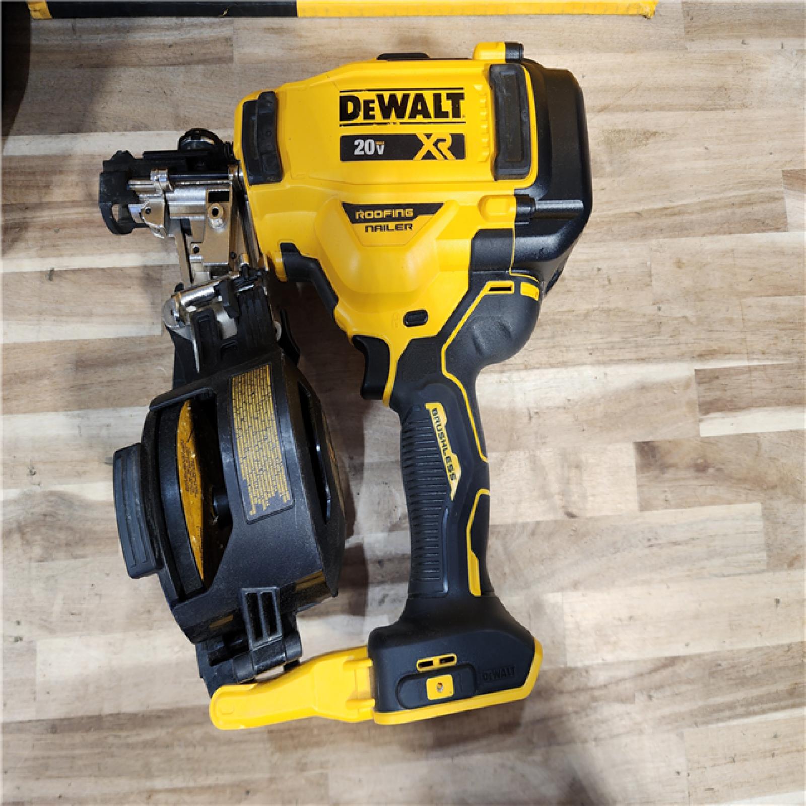 HOUSTON LOCATION - AS-IS DEWALT 20V MAX Lithium-Ion 15-Degree Electric Cordless Roofing Nailer Kit