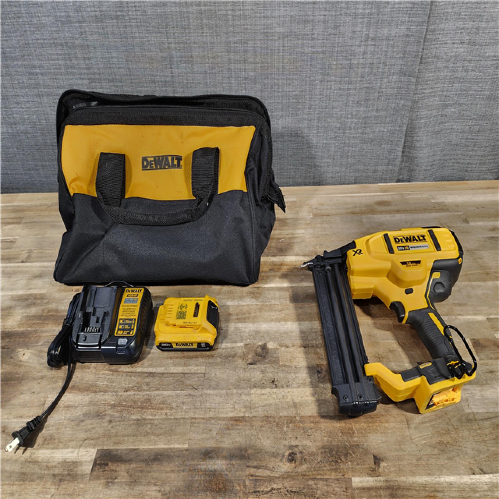 HOUSTON LOCATION - AS-IS DEWALT 20V MAX XR 18 Gauge Brad Nailer Kit
