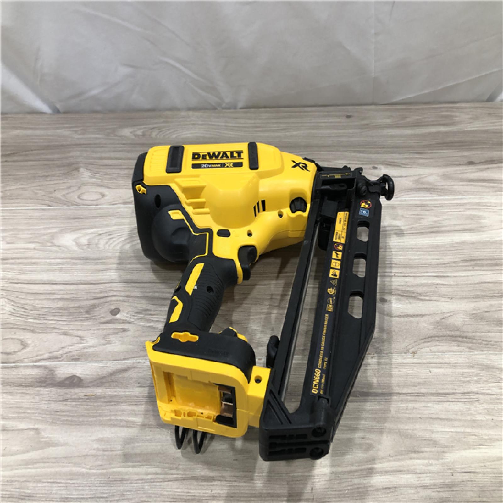 AS-IS DEWALT 20V MAX XR 16-Gauge Electric Cordless Angled Finishing Nailer Kit