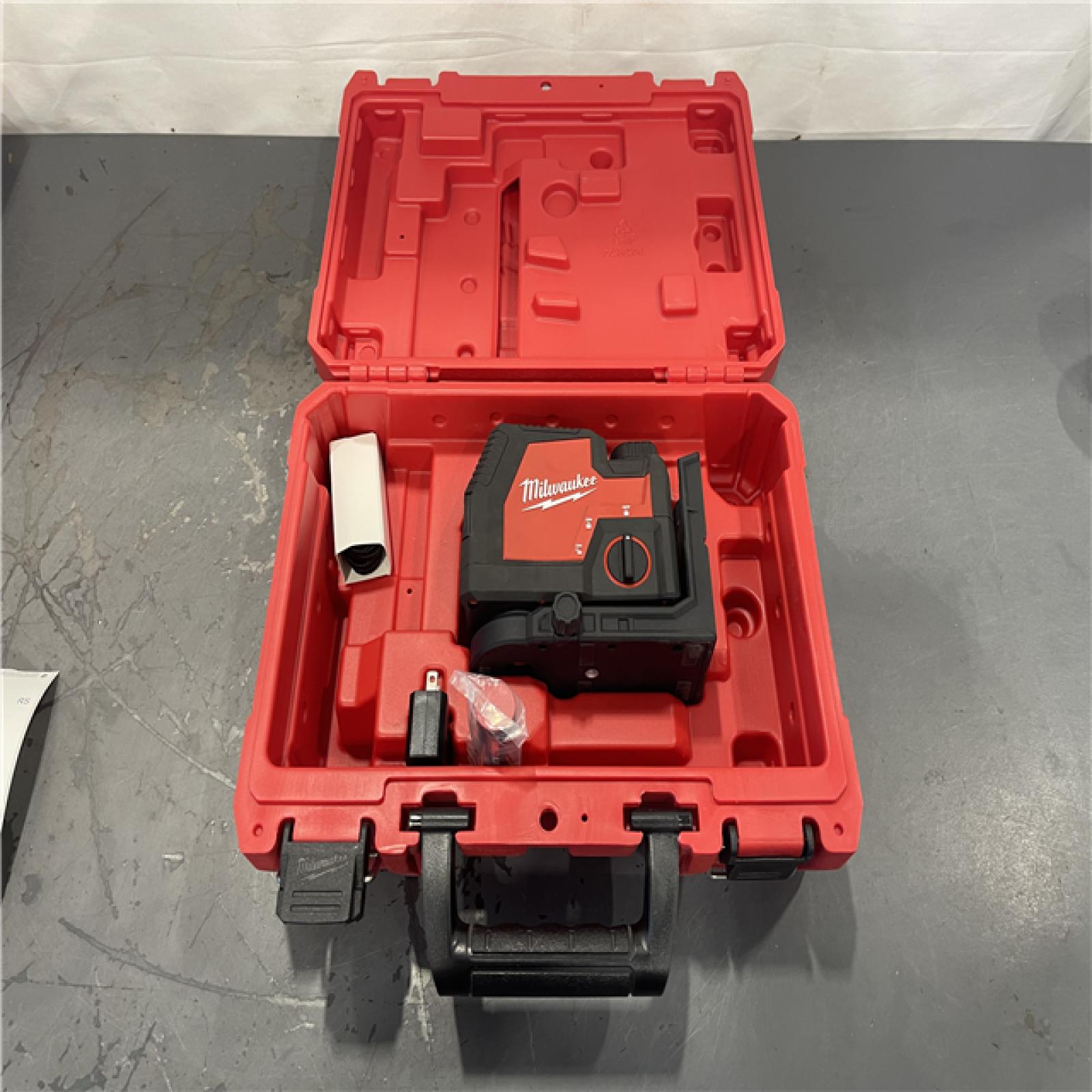 AS-IS- MILWAUKEE 100 Ft. REDLITHIUM Lithium-Ion USB Green Rechargeable Cross Line Laser Level with Charger