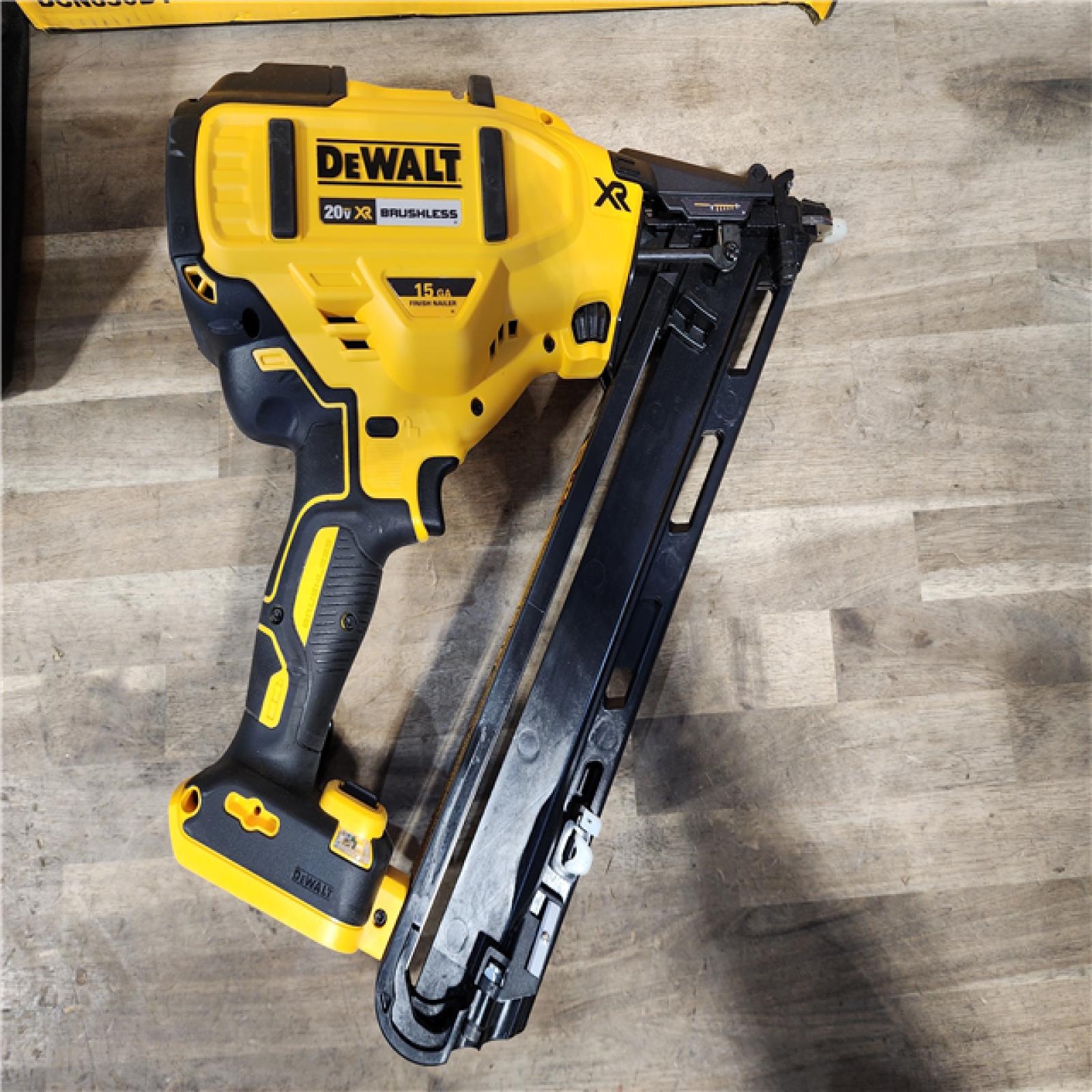 HOUSTON LOCATION - AS-IS DeWalt 15 GA ANGLED FINISH NAILER KIT W/ BATTERY & CHARGER