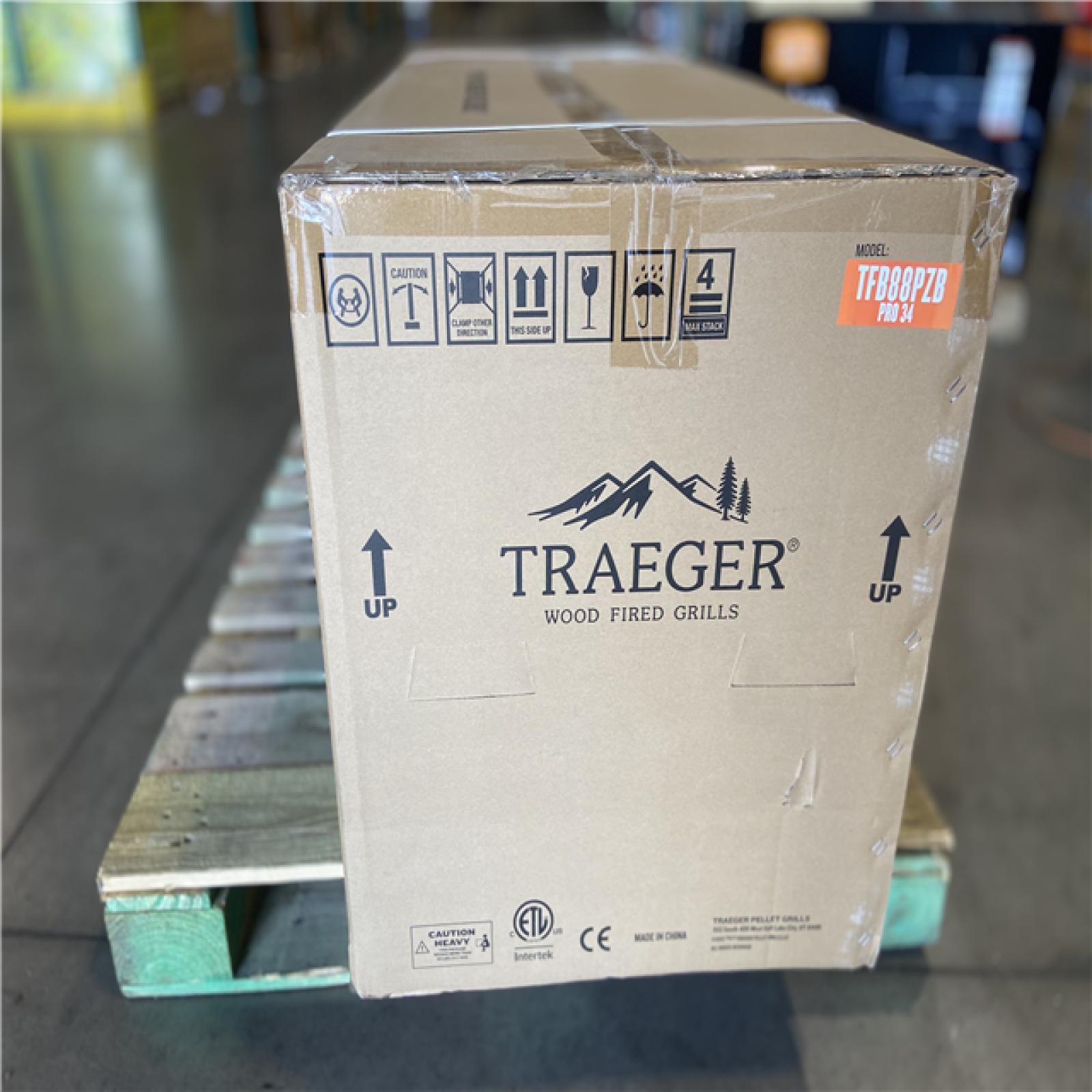 DALLAS LOCATION - Traeger Pro Series 34-Pellet Grill and Smoker in Bronze Cooking Area in Black
