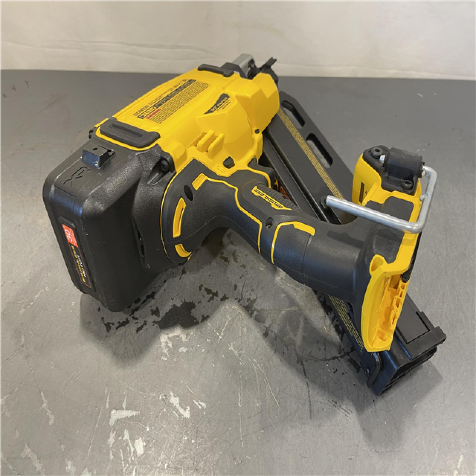 AS-IS - DEWALT 20-Volt 30° Cordless Framing Nailer