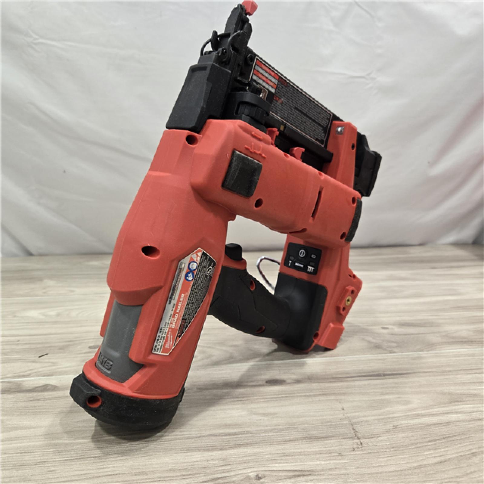 GOOD! - Milwaukee M18 FUEL 18 Gauge Brad Nailer