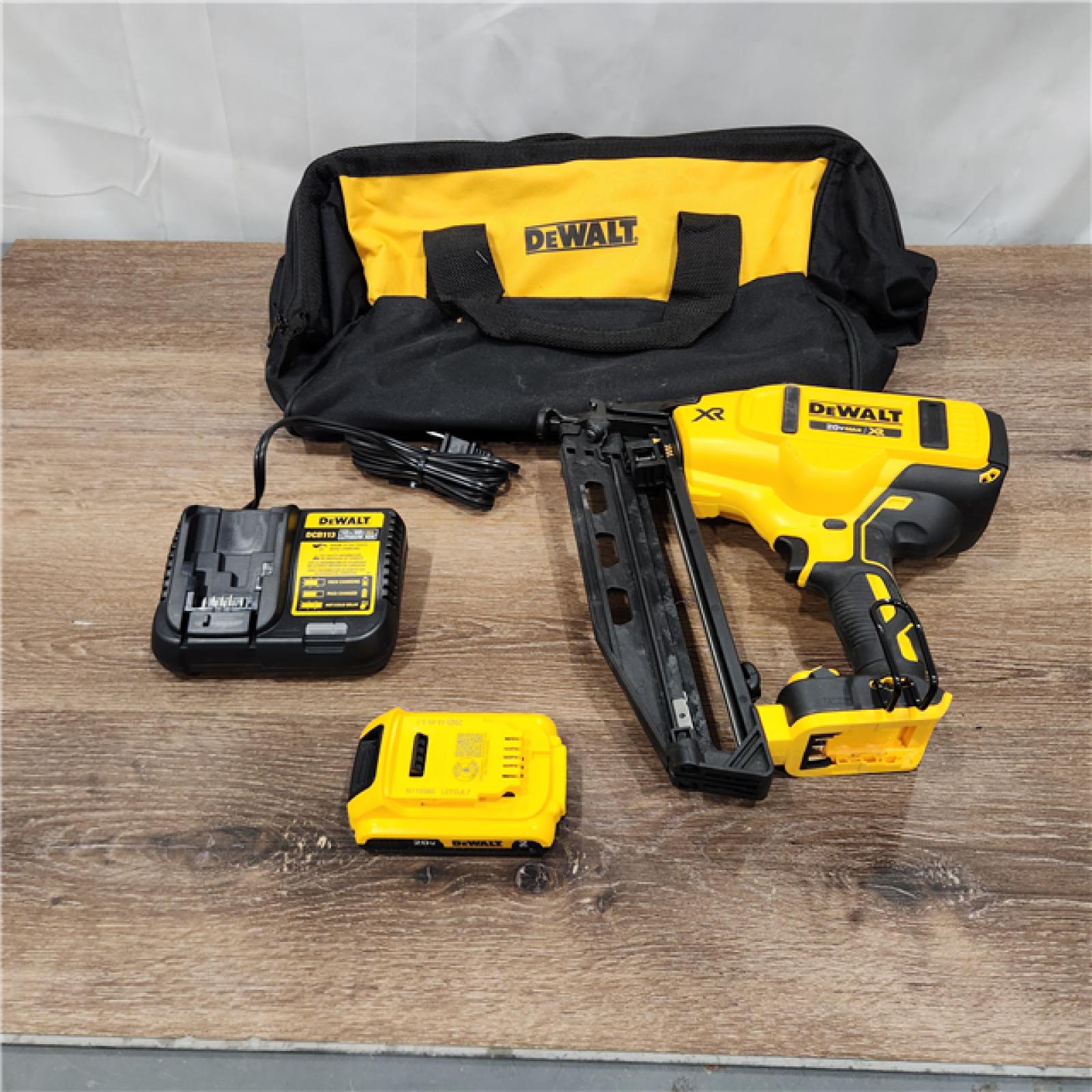 ASIS DeWalt DCN660D1 20V 16 Gauge Cordless Angled Finish Nailer Kit W